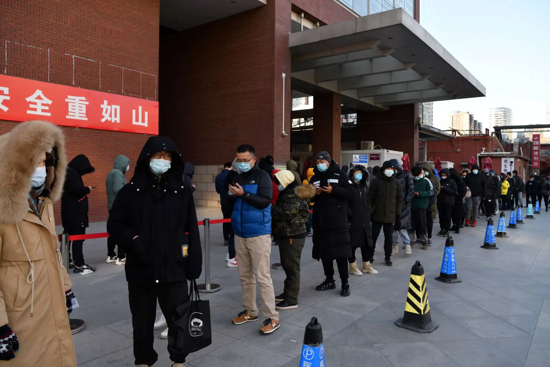 Las personas hacen fila para hacerse la prueba del coronavirus, afuera de un hospital en Beijing. Foto : AFP