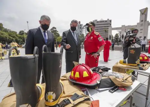Presidente Francisco Sagasti asiste a entrega de equipos de protección para bomberos.