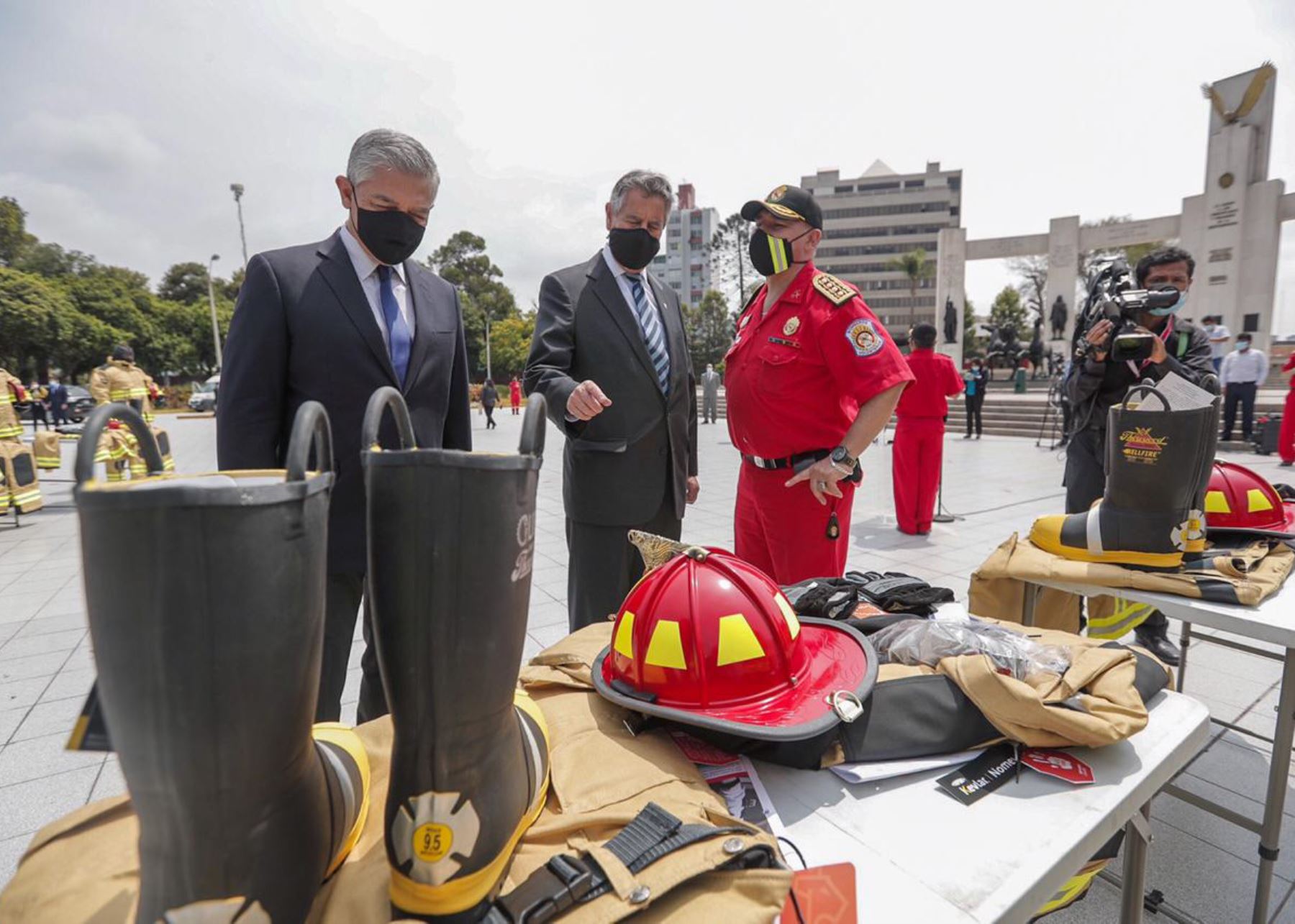 Presidente Francisco Sagasti asiste a entrega de equipos de protección para bomberos.