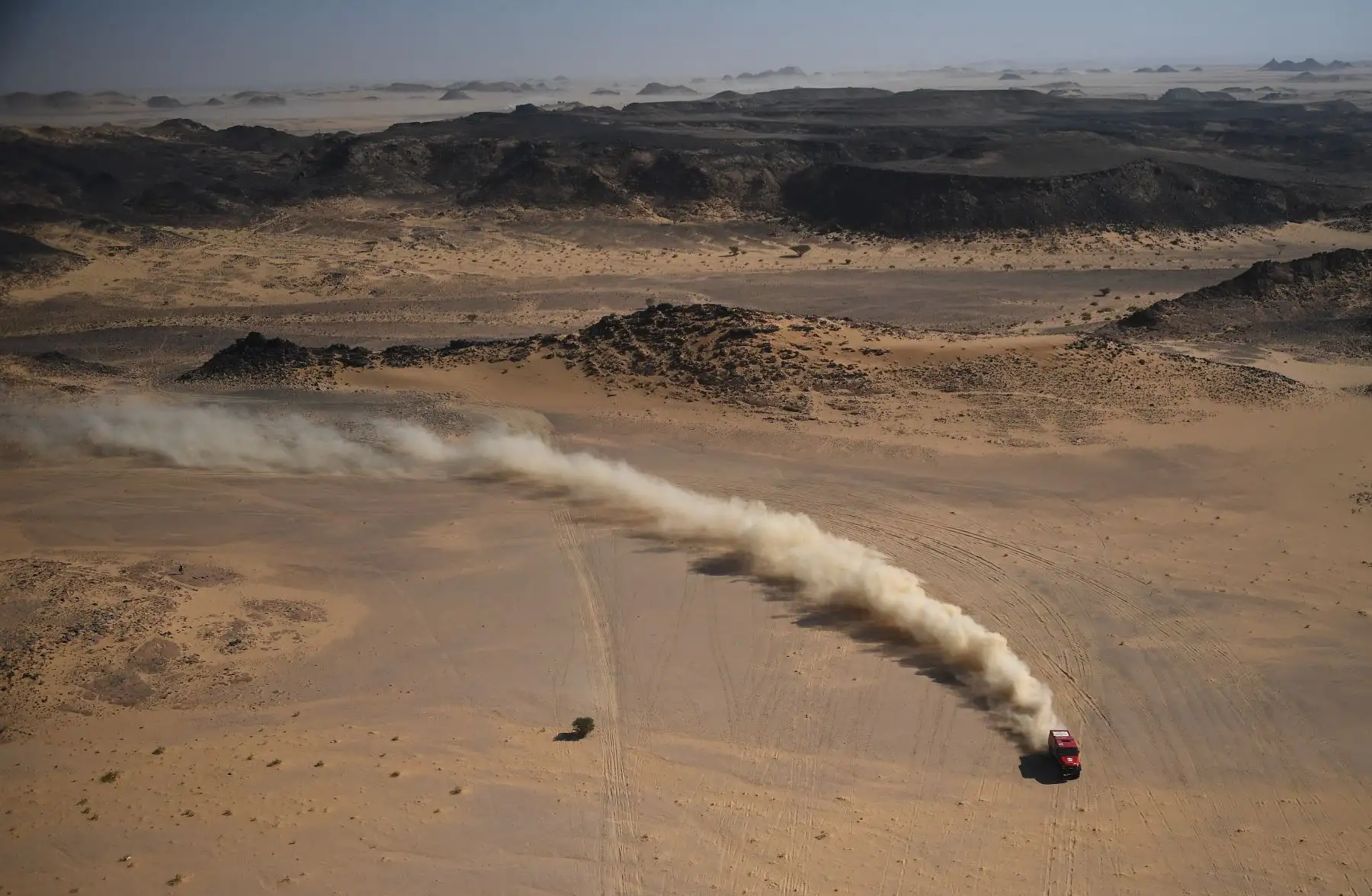 El conductor de camión de Bielorrusia, Aliaksei Vishneuski, y los copilotos Maksim Novikau y Siarhei Sachuk compiten durante la etapa 3 del Rally Dakar 2021 alrededor de Wadi Ad-Dawasir, en Arabia Saudita. Foto : AFP