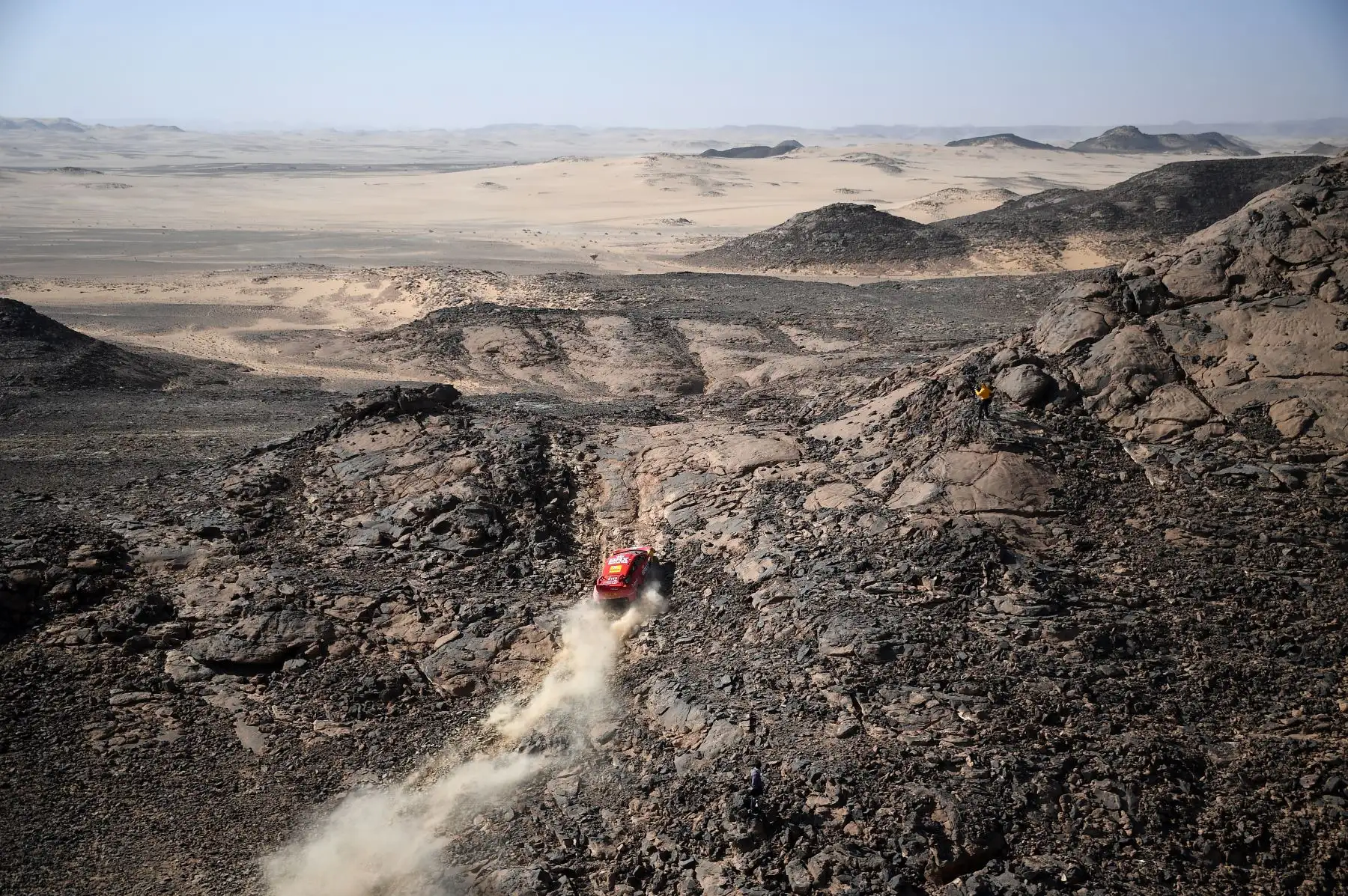 El piloto español Nani Roma y el copiloto Alex Winocq de Francia viajan durante la etapa 3 del Rally Dakar 2021 alrededor de Wadi Ad-Dawasir, en Arabia Saudita.Foto :AFP