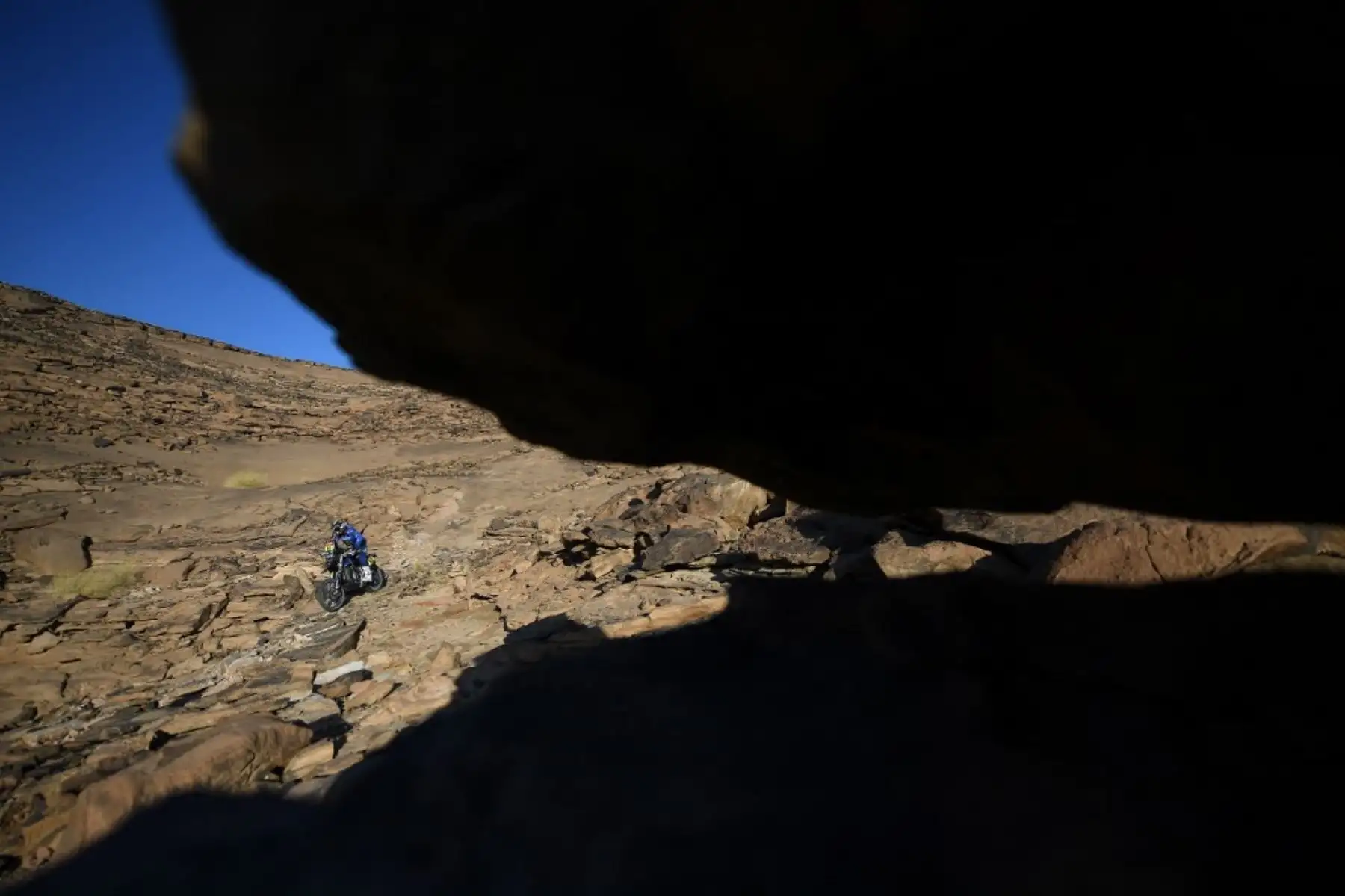 El motociclista Jamie McCanney de Gran Bretaña viaja durante la etapa 3 del Rally Dakar 2021 alrededor de Wadi Ad-Dawasir, en Arabia Saudita.Foto: AFP