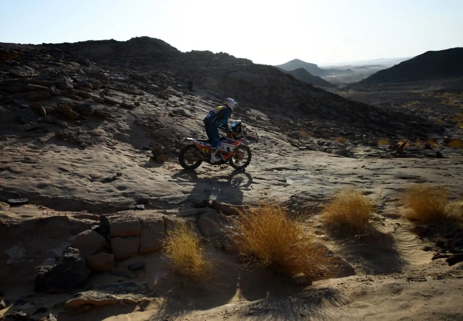 El estadounidense Skyler Howes compite durante la etapa 3 del Rally Dakar 2021 alrededor de Wadi Ad-Dawasir, en Arabia Saudita. Foto :  AFP