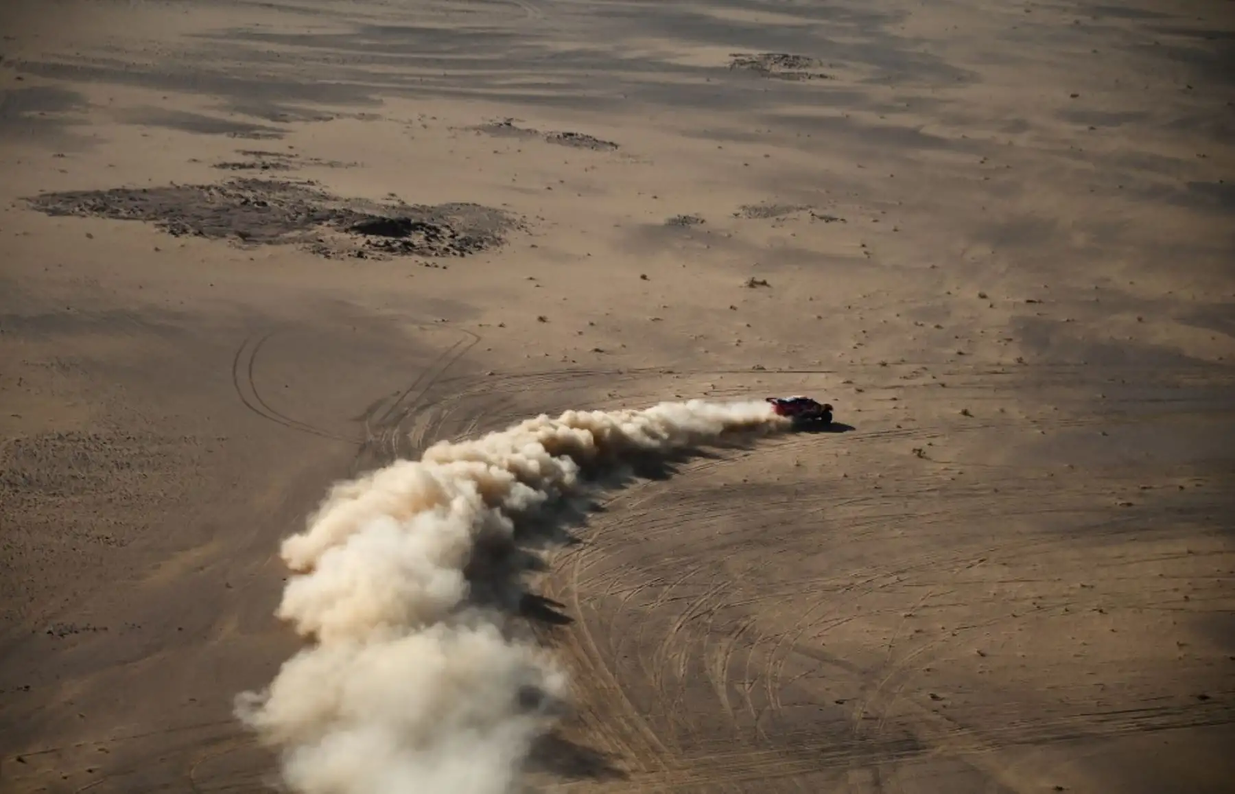 El piloto francés Sebastien Loeb y el copiloto Daniel Elena de Mónaco compiten durante la etapa 3 del Rally Dakar 2021 alrededor de Wadi Ad-Dawasir, en Arabia Saudita. Foto. AFP