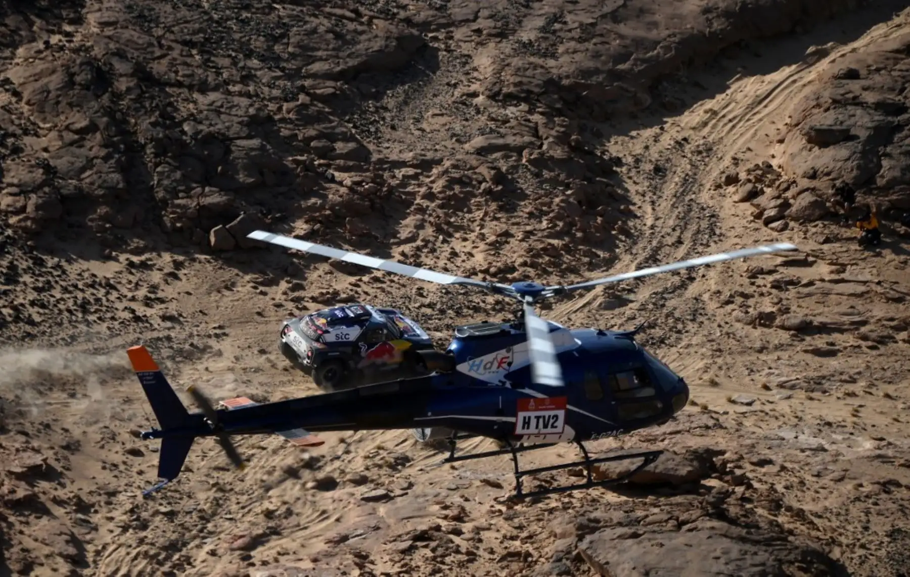 El piloto de Mini Stephane Peterhansel y su copiloto Edouard Boulanger de Francia compiten durante la etapa 3 del Rally Dakar alrededor de Wadi Ad-Dawasir, en Arabia Saudita. Foto: AFP