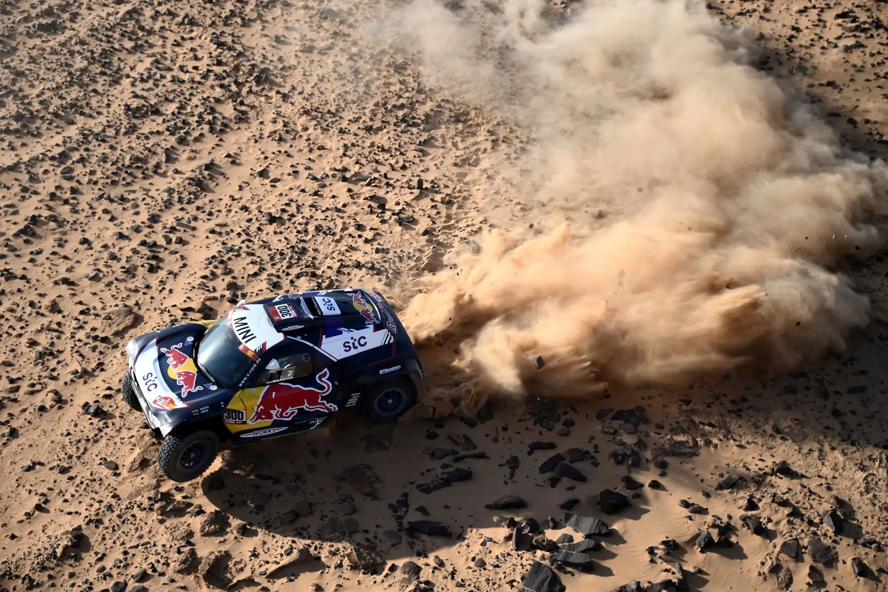 El piloto español de Mini Carlos Sainz y el copiloto Lucas Cruz compiten durante la etapa 3 del Rally Dakar alrededor de Wadi Ad-Dawasir, en Arabia Saudita. Foto:AFP