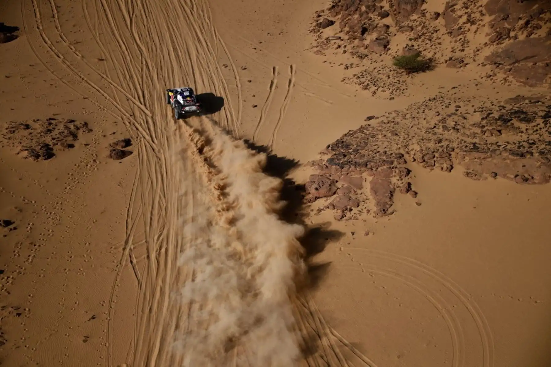 El piloto español de Mini Carlos Sainz y el copiloto Lucas Cruz compiten durante la etapa 3 del Rally Dakar alrededor de Wadi Ad-Dawasir, en Arabia Saudit. Foto: AFP