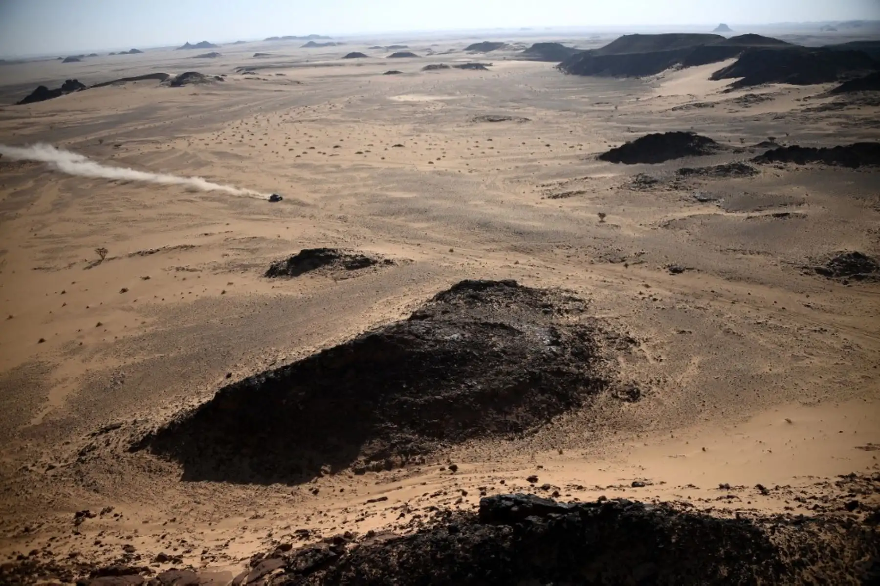 El piloto español de Mini Carlos Sainz y el copiloto Lucas Cruz compiten durante la etapa 3 del Rally Dakar alrededor de Wadi Ad-Dawasir, en Arabia Saudita.Foto: AFP