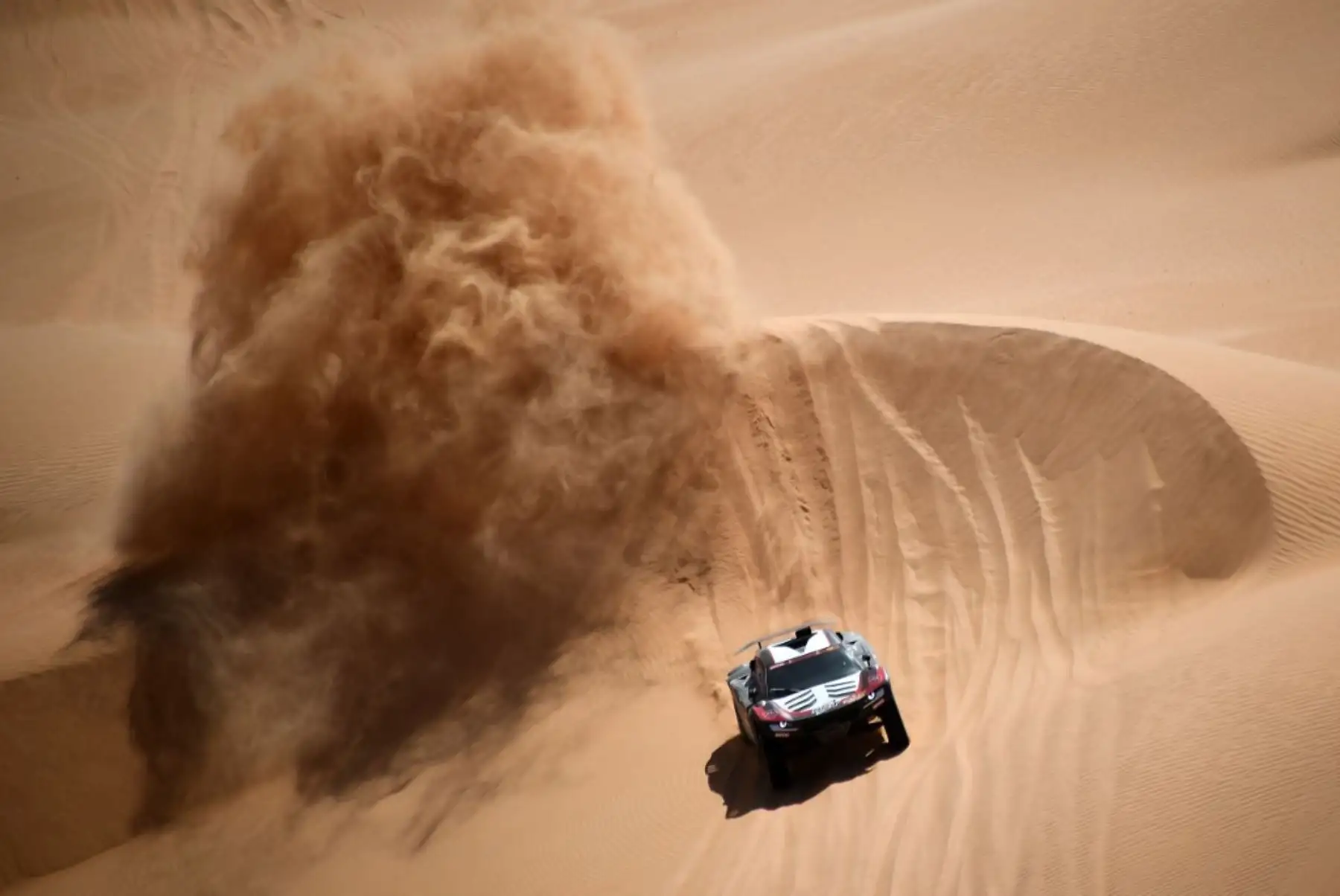 El piloto francés Mathieu Serradori y el copiloto Fabian Lurquin de Bélgica compiten durante la etapa 3 del Rally Dakar en Wadi Ad-Dawasir, en Arabia Saudita.Foto: AFP