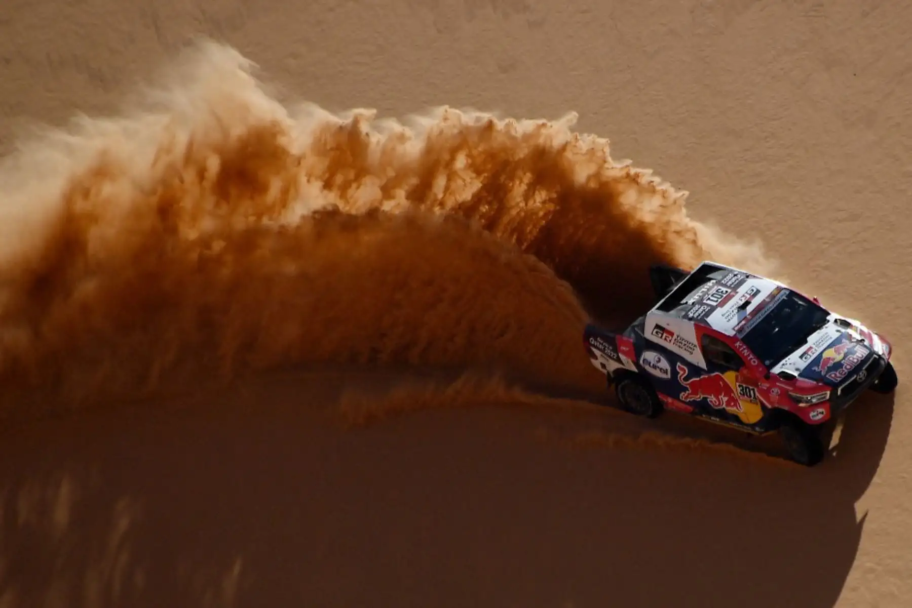 El piloto de Toyota Nasser Al-Attiyah de Qatar y su copiloto Mathieu Baumel de Francia compiten durante la etapa 3 del Rally Dakar 2021 alrededor de Wadi Ad-Dawasir, en Arabia Saudita. Foto: AFP
