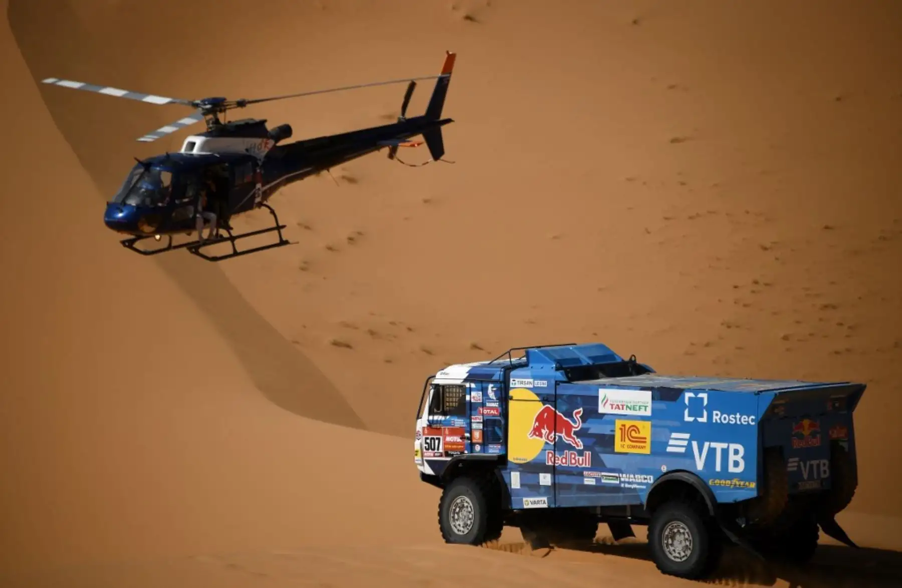 El piloto ruso de Kamaz, Dmitry Sotnikov, y los copilotos Ruslan Akhmadeev e Ilgiz Akmetzianov compiten durante la etapa 3 del Rally Dakar 2021 alrededor de Wadi Ad-Dawasir, en Arabia Saudita .Foto: AFP