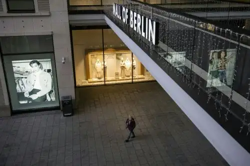 La mayoría de comercios que no sean de alimentación, los bares y restaurantes, los centros culturales y de ocio, así como las escuelas permanecerán cerrados. Foto: AFP