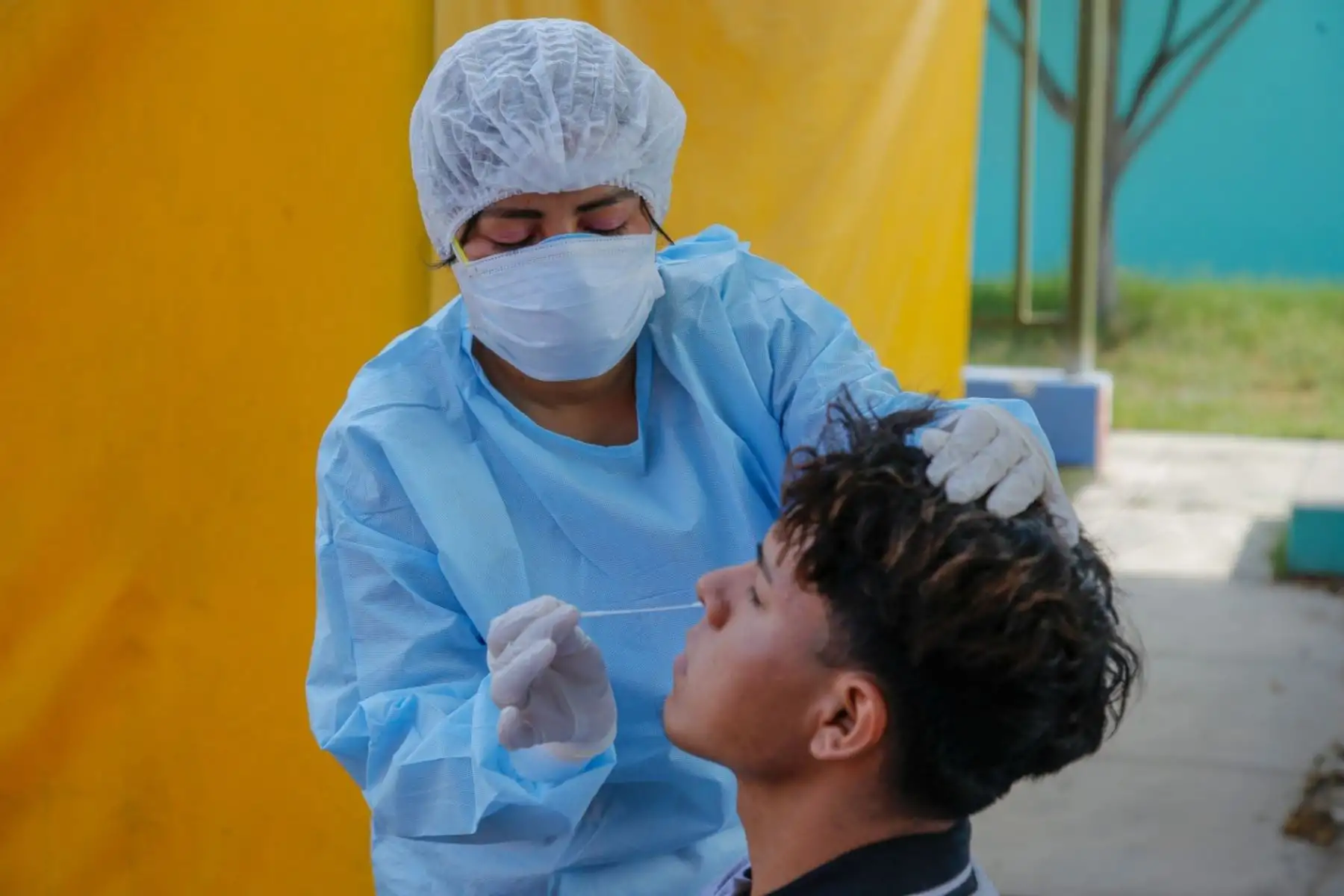Personal de salud de Chimbote, en la región Áncash, ya aplica pruebas de antígenos para detectar nuevos casos de covid-19.