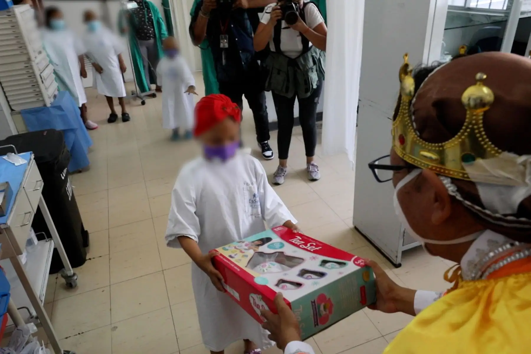 Héroes en primera línea de EsSalud llevaron alegría a sus pacientes en festividad de Bajada de Reyes. Foto: ANDINA/Essalud