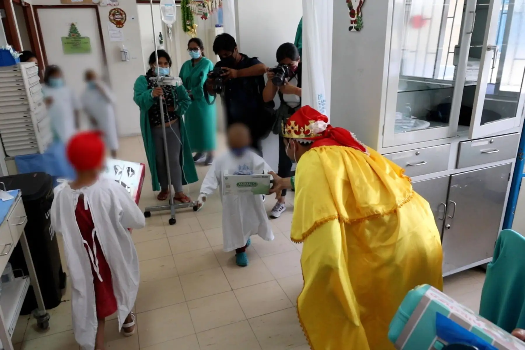 Héroes en primera línea de EsSalud llevaron alegría a sus pacientes en festividad de Bajada de Reyes. Foto: ANDINA/Essalud