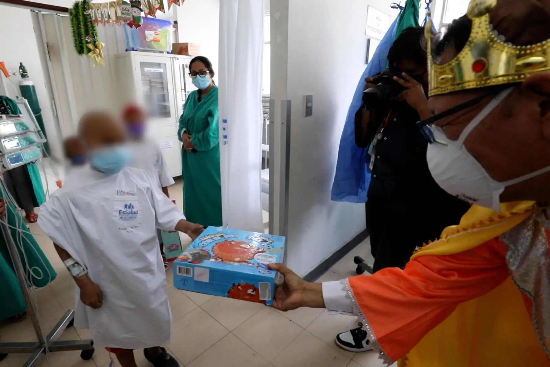Héroes en primera línea de EsSalud llevaron alegría a sus pacientes en festividad de Bajada de Reyes. Foto: ANDINA/Essalud