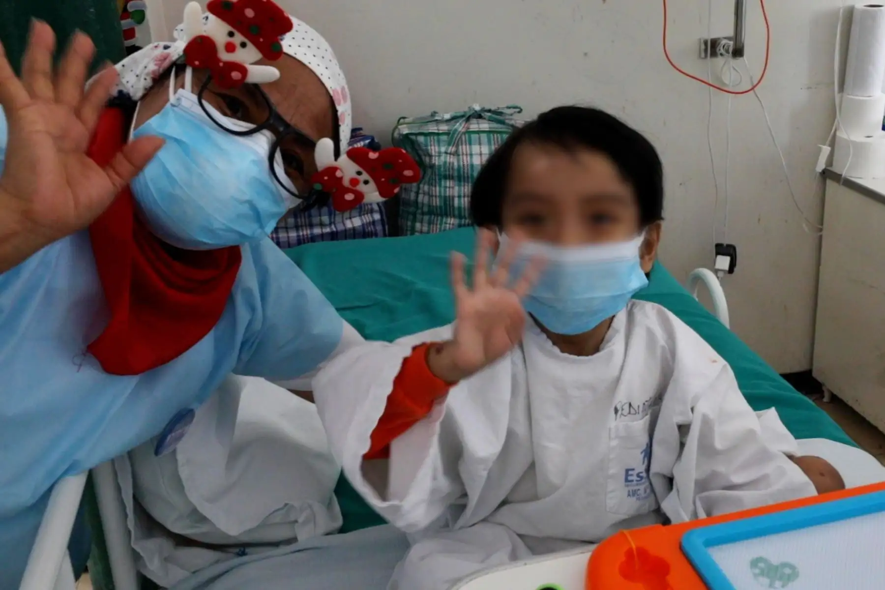 Héroes en primera línea de EsSalud llevaron alegría a sus pacientes en festividad de Bajada de Reyes. Foto: ANDINA/Essalud