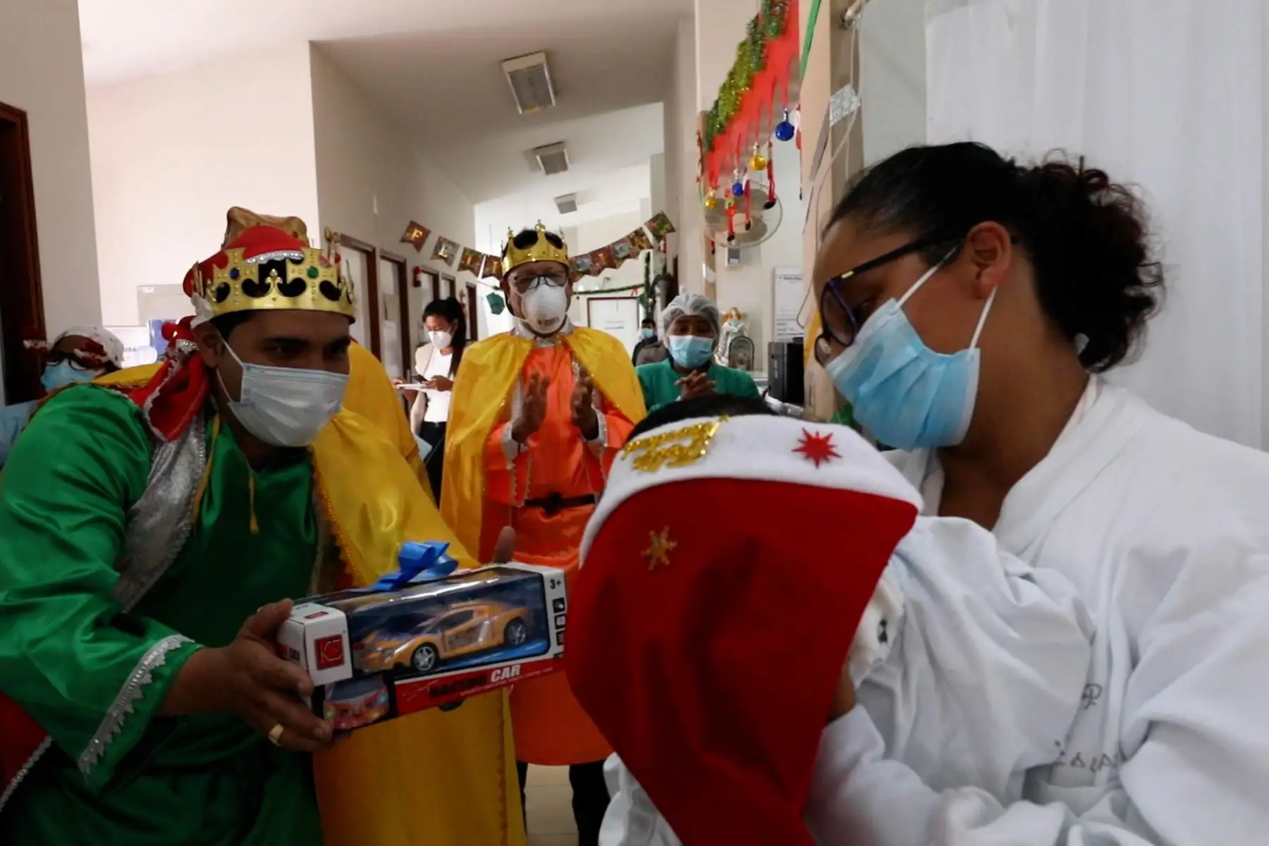 Héroes en primera línea de EsSalud llevaron alegría a sus pacientes en festividad de Bajada de Reyes. Foto: ANDINA/Essalud