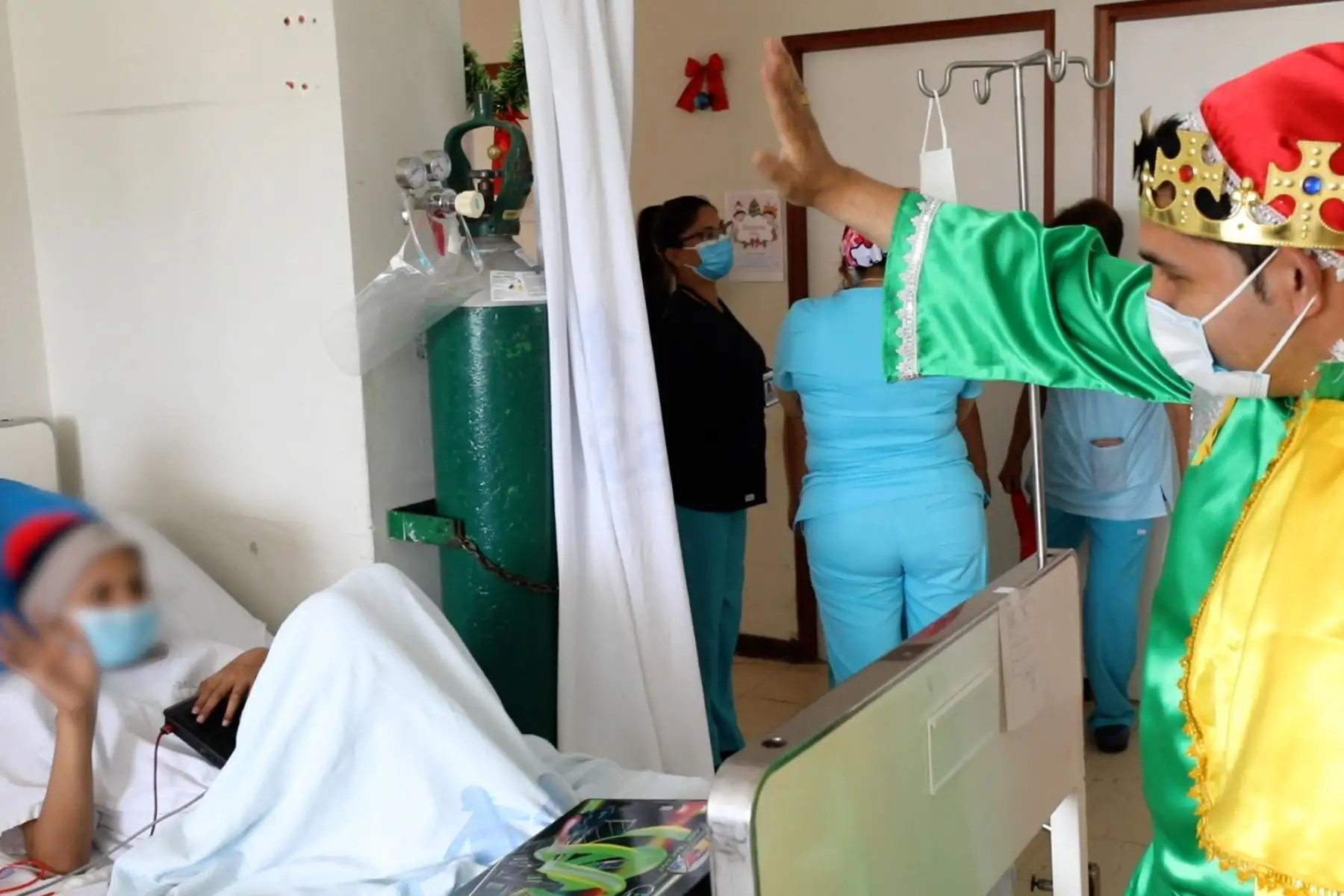 Héroes en primera línea de EsSalud llevaron alegría a sus pacientes en festividad de Bajada de Reyes. Foto: ANDINA/Essalud