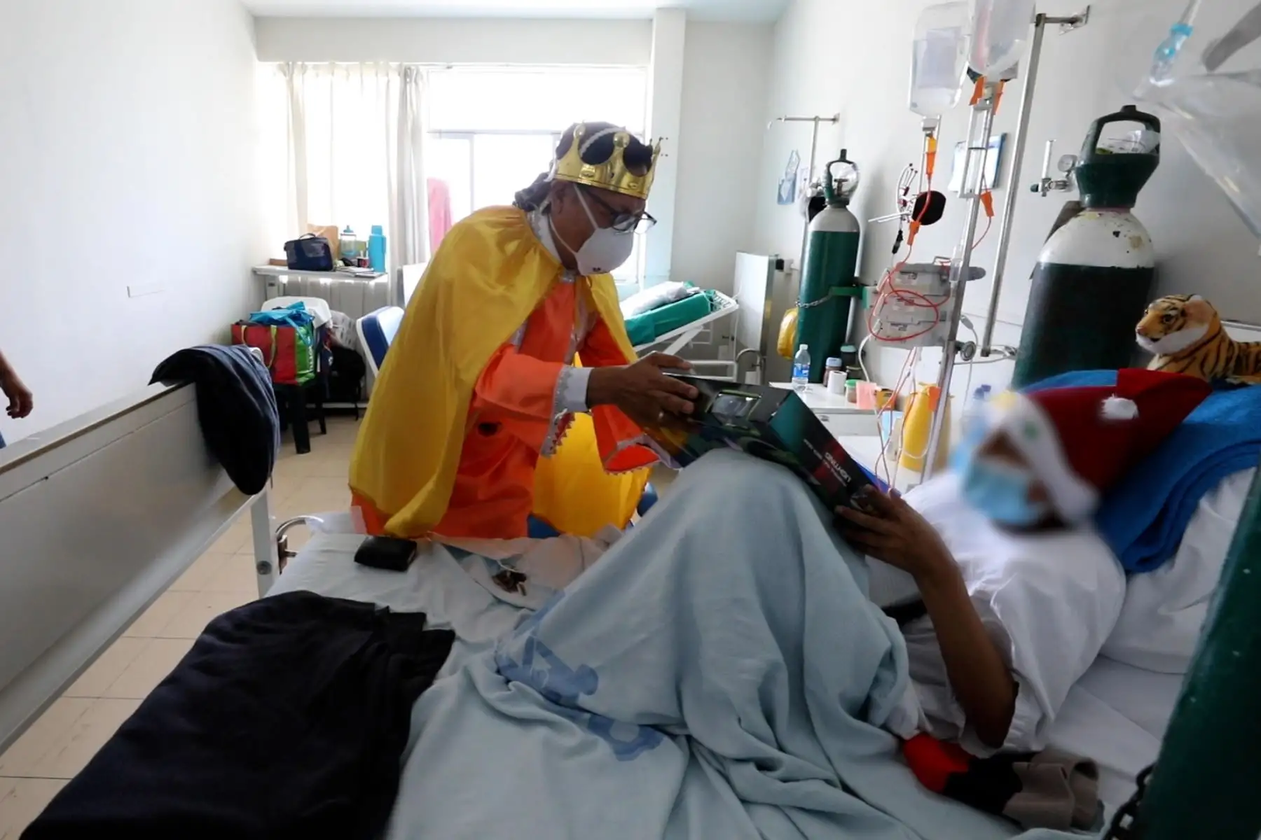 Héroes en primera línea de EsSalud llevaron alegría a sus pacientes en festividad de Bajada de Reyes. Foto: ANDINA/Essalud