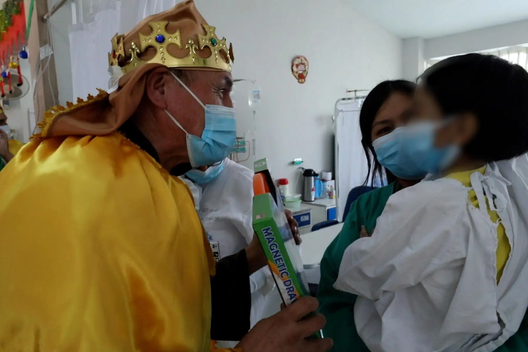 Héroes en primera línea de EsSalud llevaron alegría a sus pacientes en festividad de Bajada de Reyes. Foto: ANDINA/Essalud