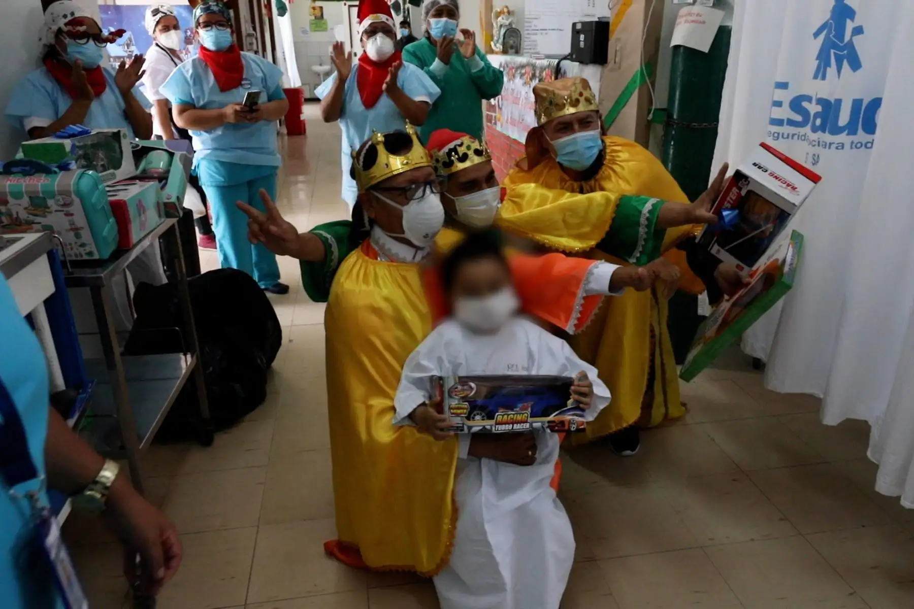 Héroes en primera línea de EsSalud llevaron alegría a sus pacientes en festividad de Bajada de Reyes. Foto: ANDINA/Essalud