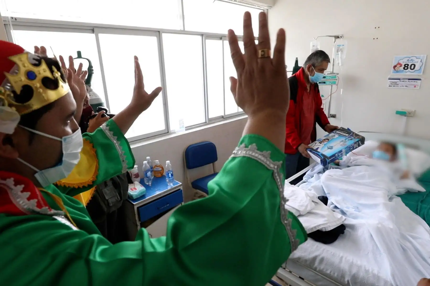 Héroes en primera línea de EsSalud llevaron alegría a sus pacientes en festividad de Bajada de Reyes. Foto: ANDINA/Essalud