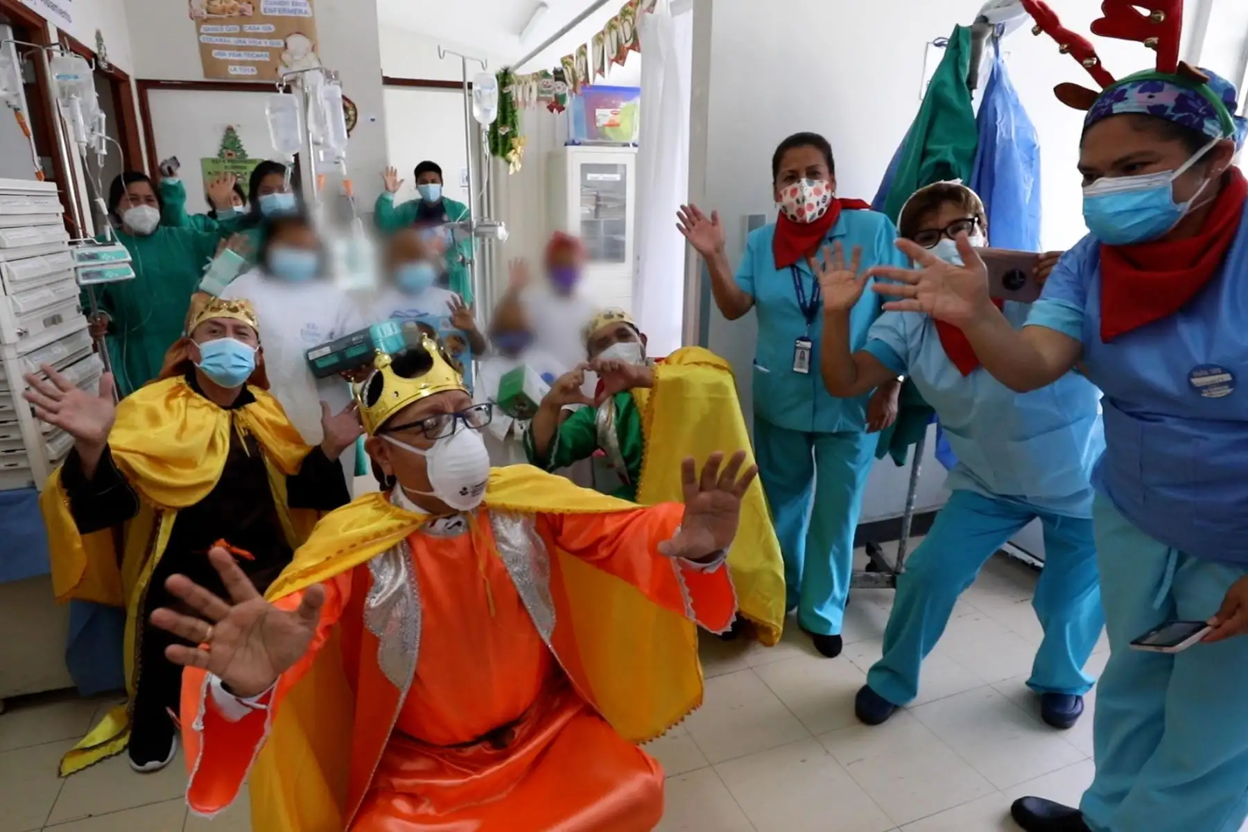 Héroes en primera línea de EsSalud llevaron alegría a sus pacientes en festividad de Bajada de Reyes. Foto: ANDINA/Essalud