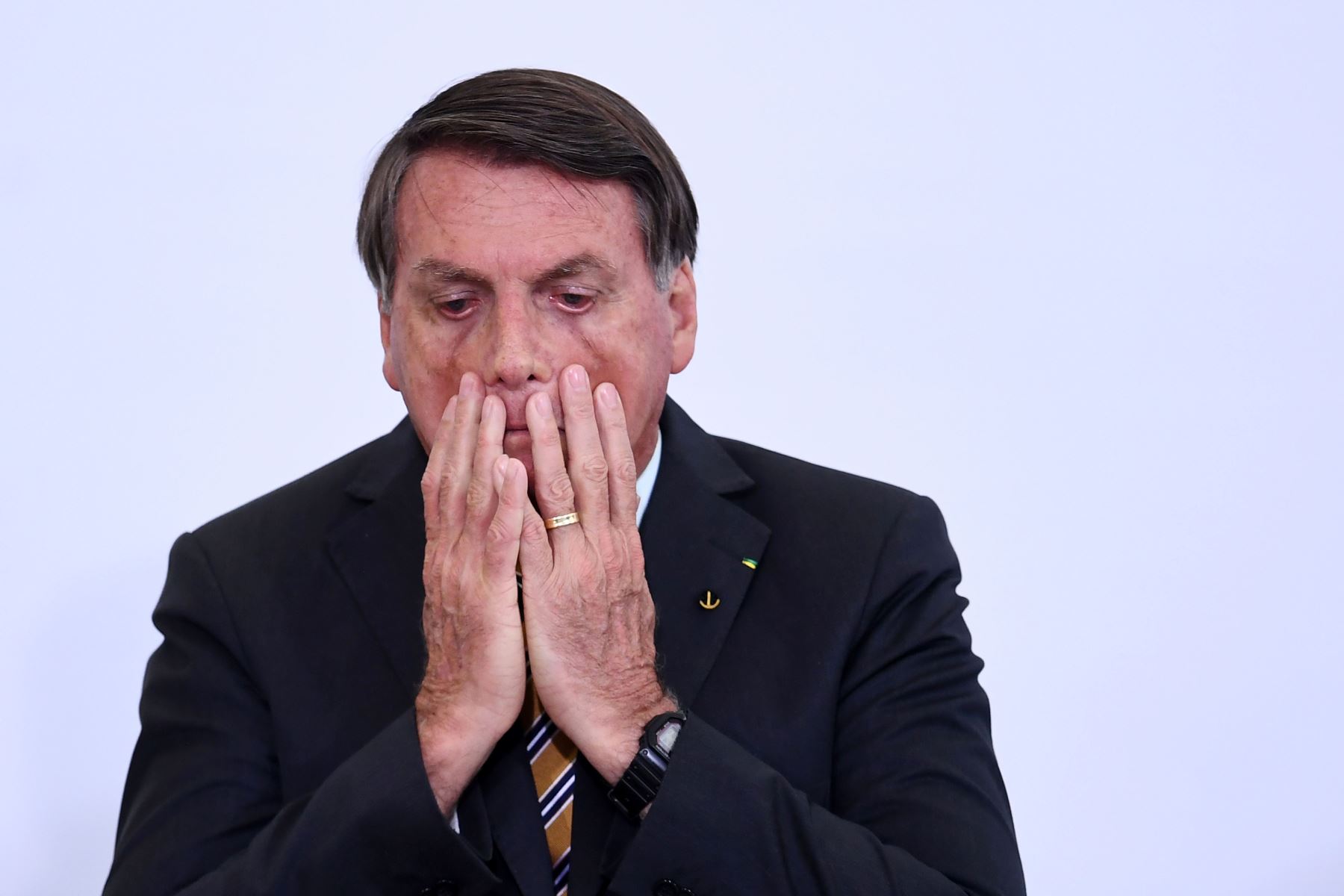 Bolsonaro atribuye el derrumbe económico del país a las medidas de confinamiento preconizadas por los gobernadores para combatir la pandemia de coronavirus, que ya dejó casi 198,000 muertos en Brasil. Foto: AFP
