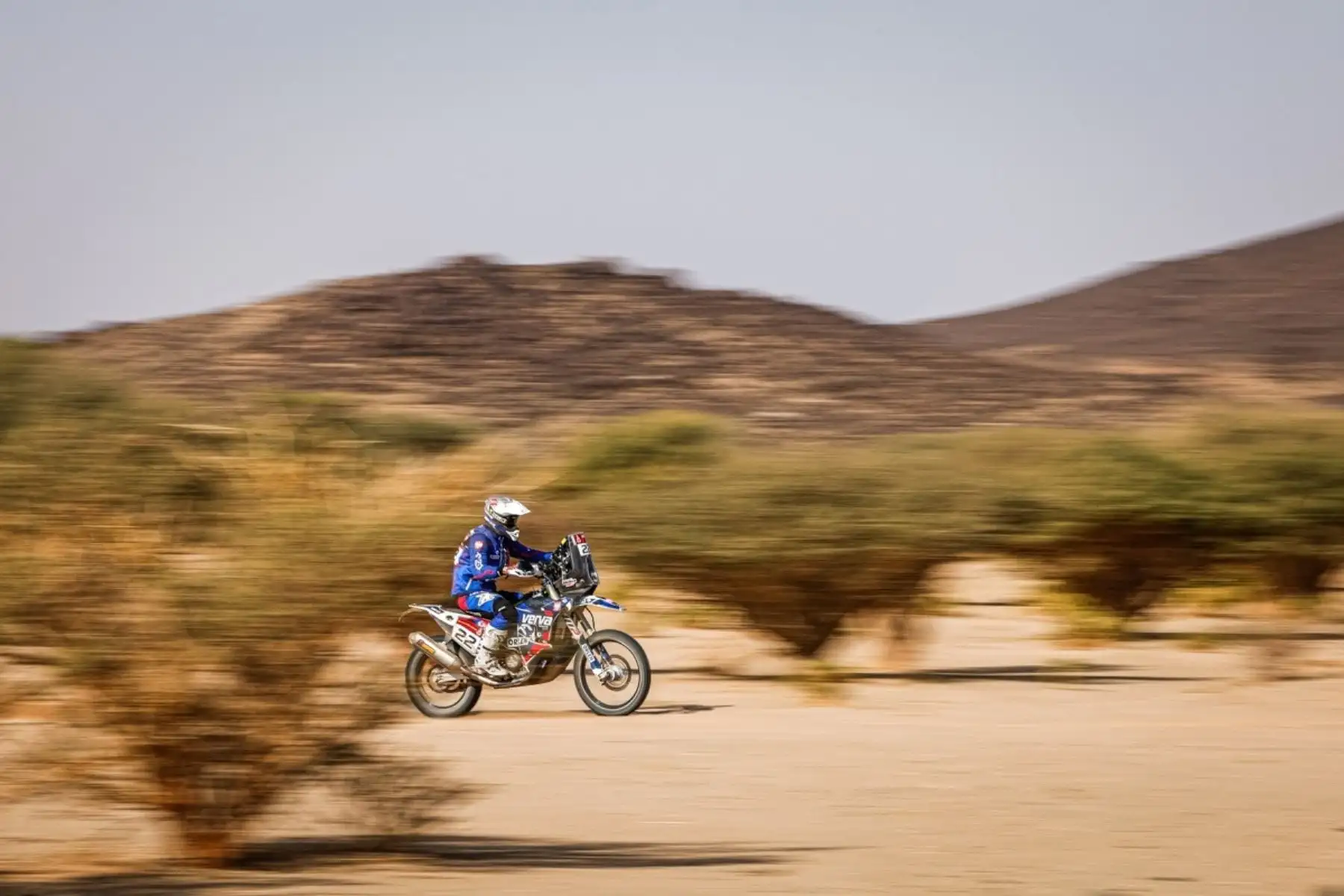 Maciej Giemza de Polonia, Husqvarna, Orlen Team, en acción durante la cuarta etapa del Dakar 2021 entre Wadi Al Dawasir y Riyadh, en Arabia Saudita. Foto: EFE