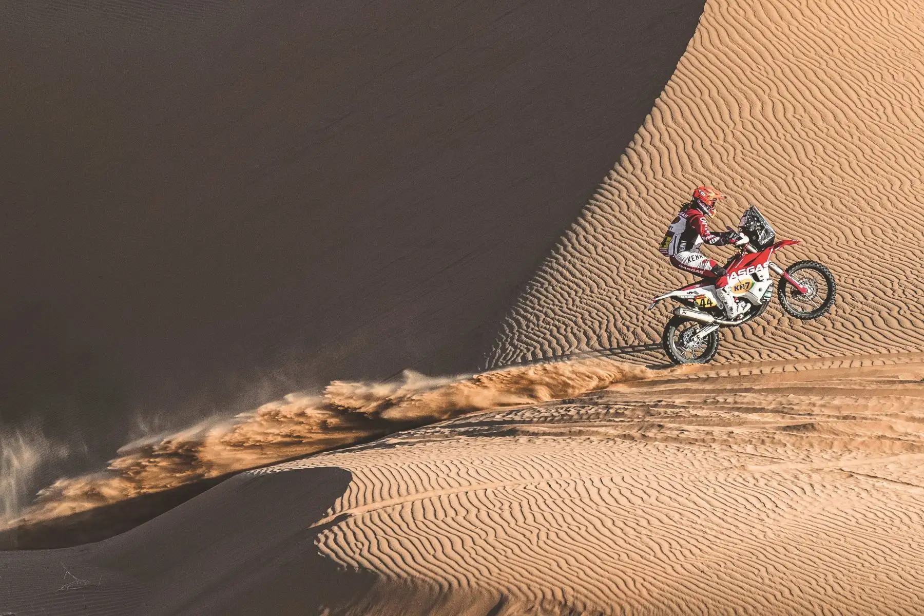 La española Laia Sanz compite en la tercera etapa del Rally Dakar entre Jeddah y Bisha, Arabia Saudí. Foto: EFE