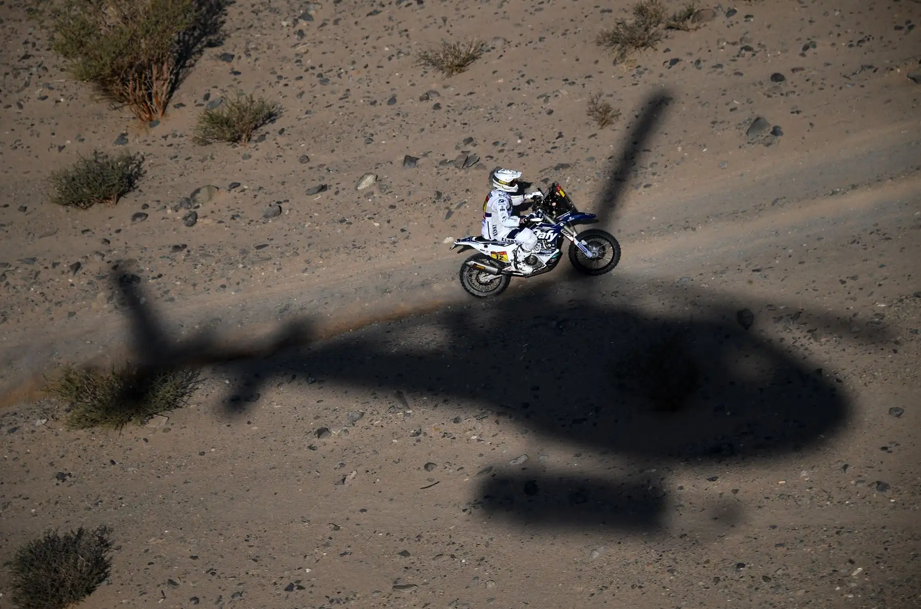 El motociclista  francés Xavier De Soultrait impulsa su Husqvarna durante la cuarta etapa del Rally Dakar 2021 entre Wadi Ad-Dawasir y la capital de Arabia Saudita. Foto: AFP