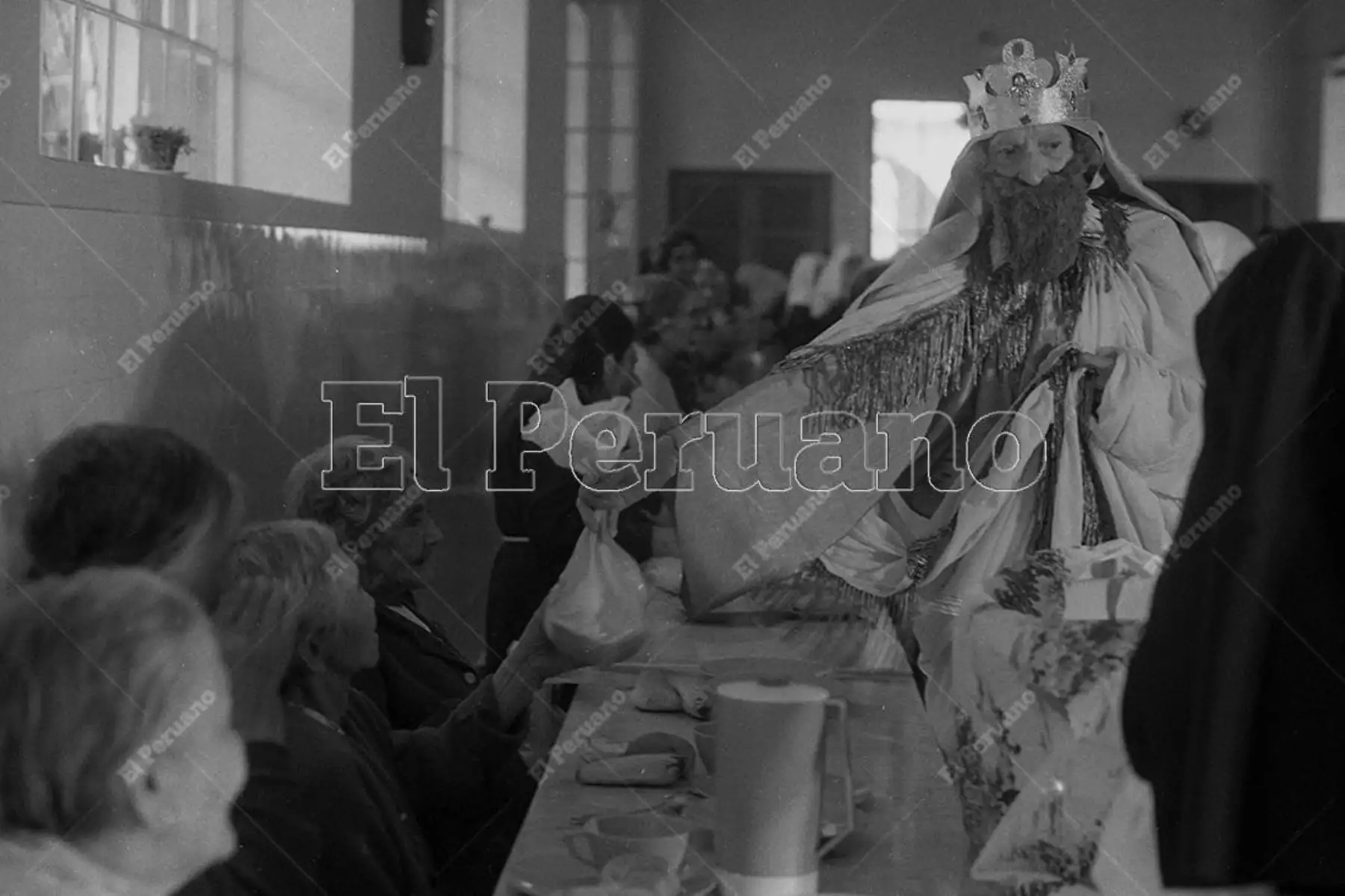 Lima - 7 enero 1979 / En el Asilo de las Hermanitas de los Ancianos Desamparados se celebró la tradicional Bajada de Reyes. Los mismos abuelitos representaron a los Reyes Magos y repartieron golosinas y frutas en los seis pabellones. Foto: Archivo Histórico de El Peruano / Pavel Marrul