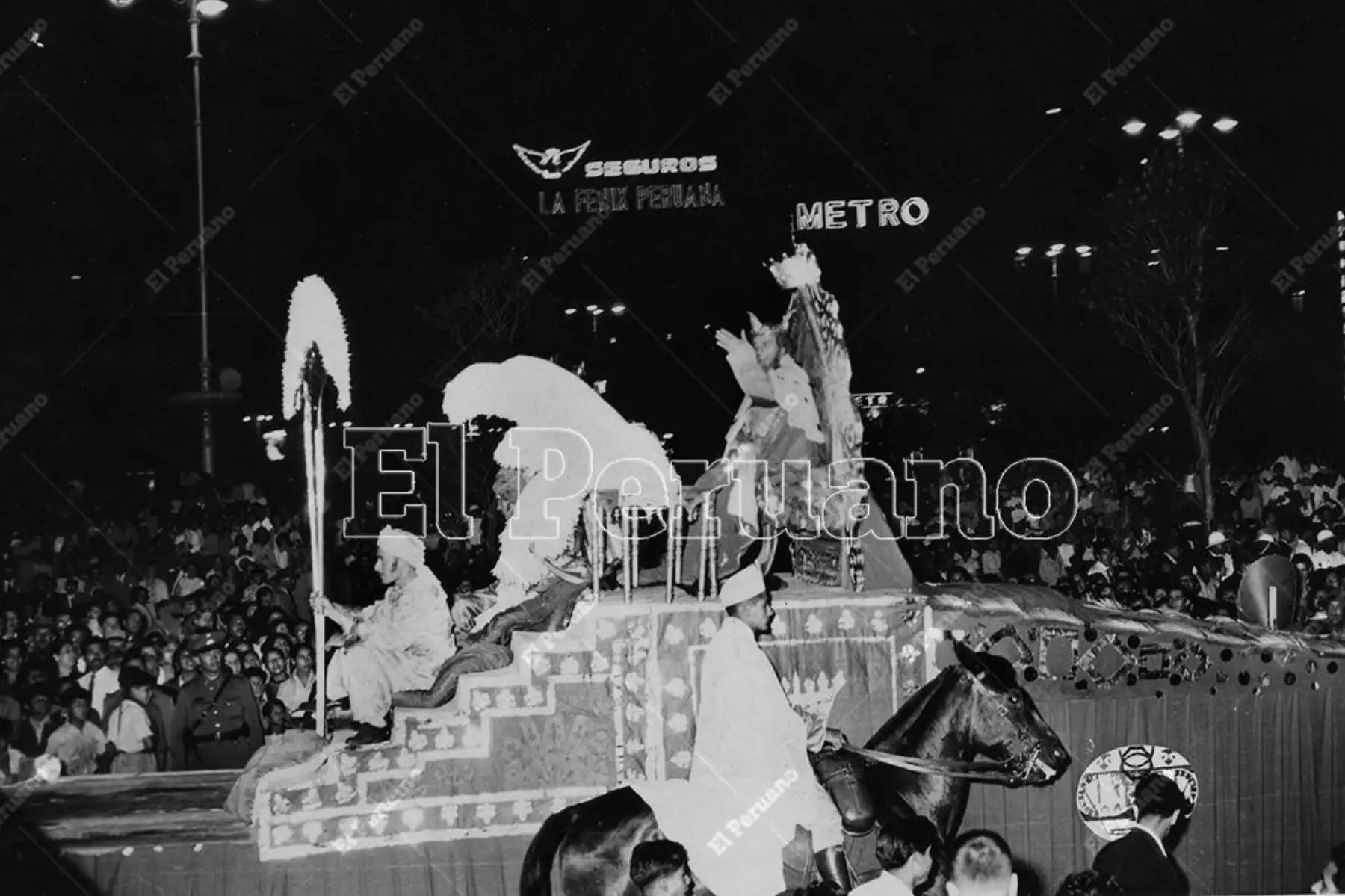 Lima - 5 enero 1956 / Caravana de Reyes Magos organizado por el diario La Crónica recorrió las principales calles de la capital y Magdalena del Mar en horas de la noche. Foto: Archivo Histórico de El Peruano