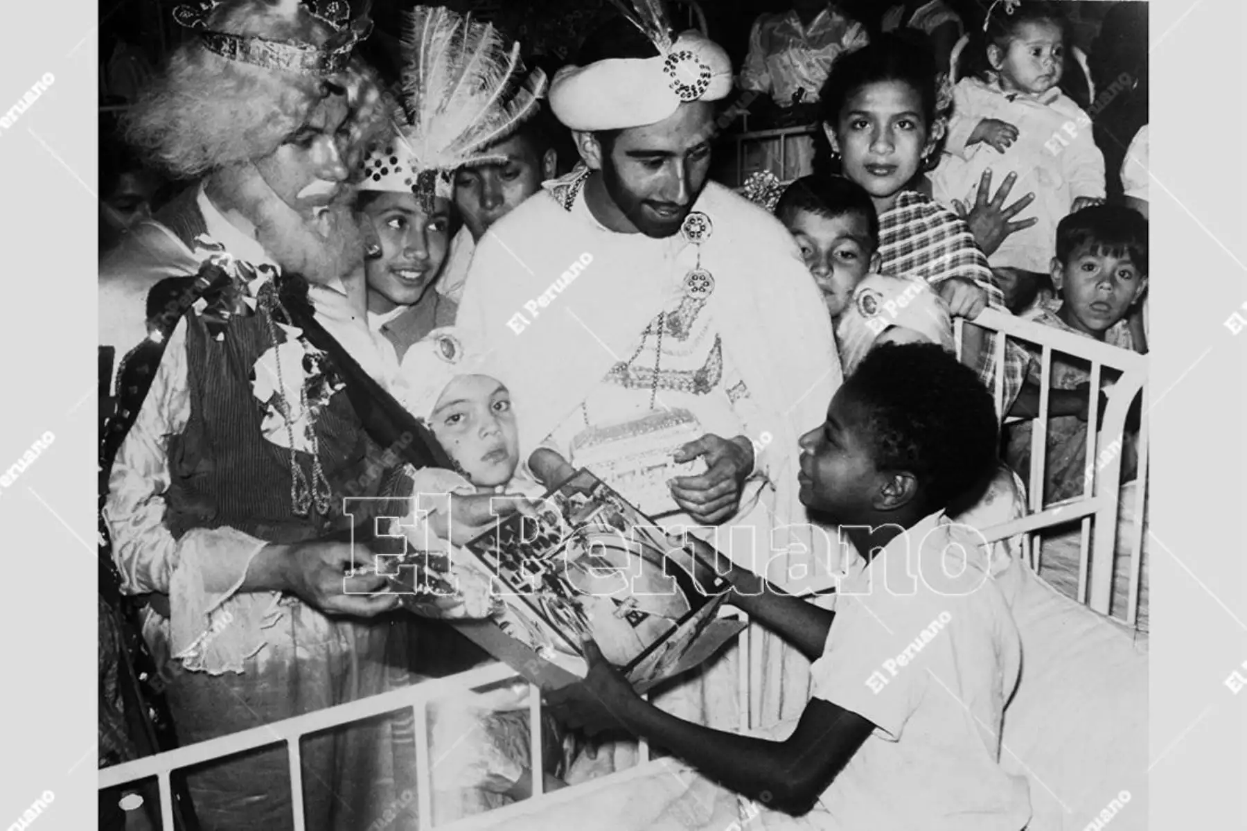 Lima - 6 enero 1953 / Los Reyes Magos visitaron y entregaron juguetes a niños del Hogar Clínica San Juan de Dios. Foto: Archivo Histórico de El Peruan