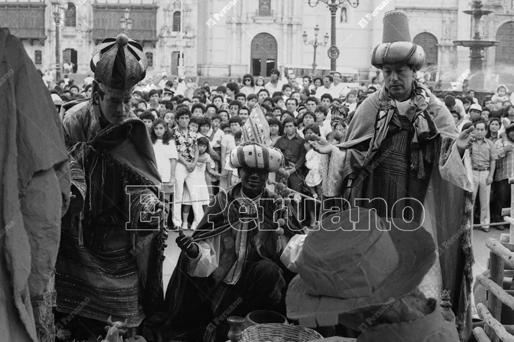 Lima - 6 enero 1989 / Celebración de la Bajada de Reyes Magos: Melchor, Gaspar y Baltazar,  representados por policías de la 24 Comandancia de la Guardia Civil. Adoraron al niño Jesús en el nacimiento instalado en la Plaza de Armas. Foto: Archivo Histórico de El Peruano