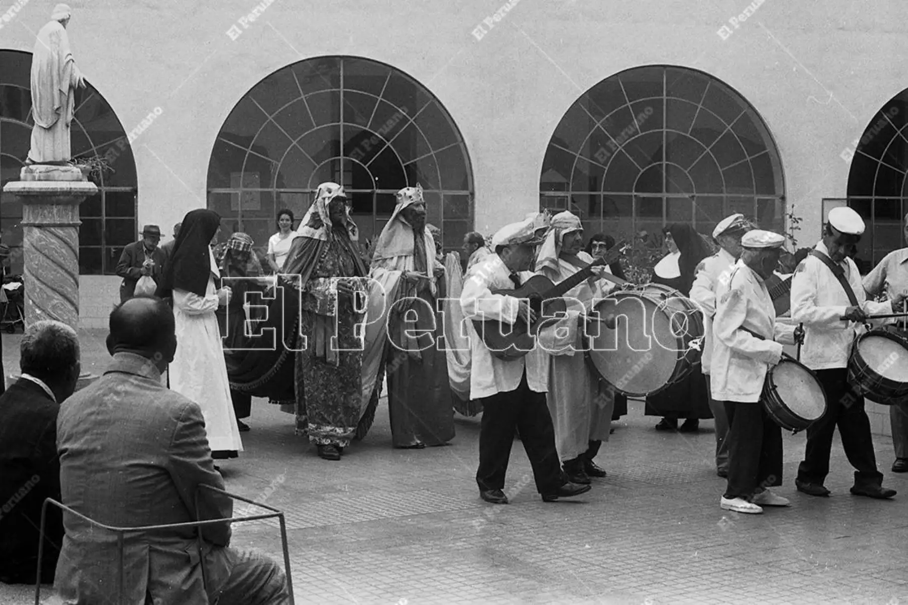 Lima - 7 enero 1979 / En el Asilo de las Hermanitas de los Ancianos Desamparados se celebró la tradicional Bajada de Reyes. Los mismos abuelitos representaron a los Reyes Magos y repartieron golosinas y frutas en los seis pabellones. Foto: Archivo Histórico de El Peruano / Pavel Marrul