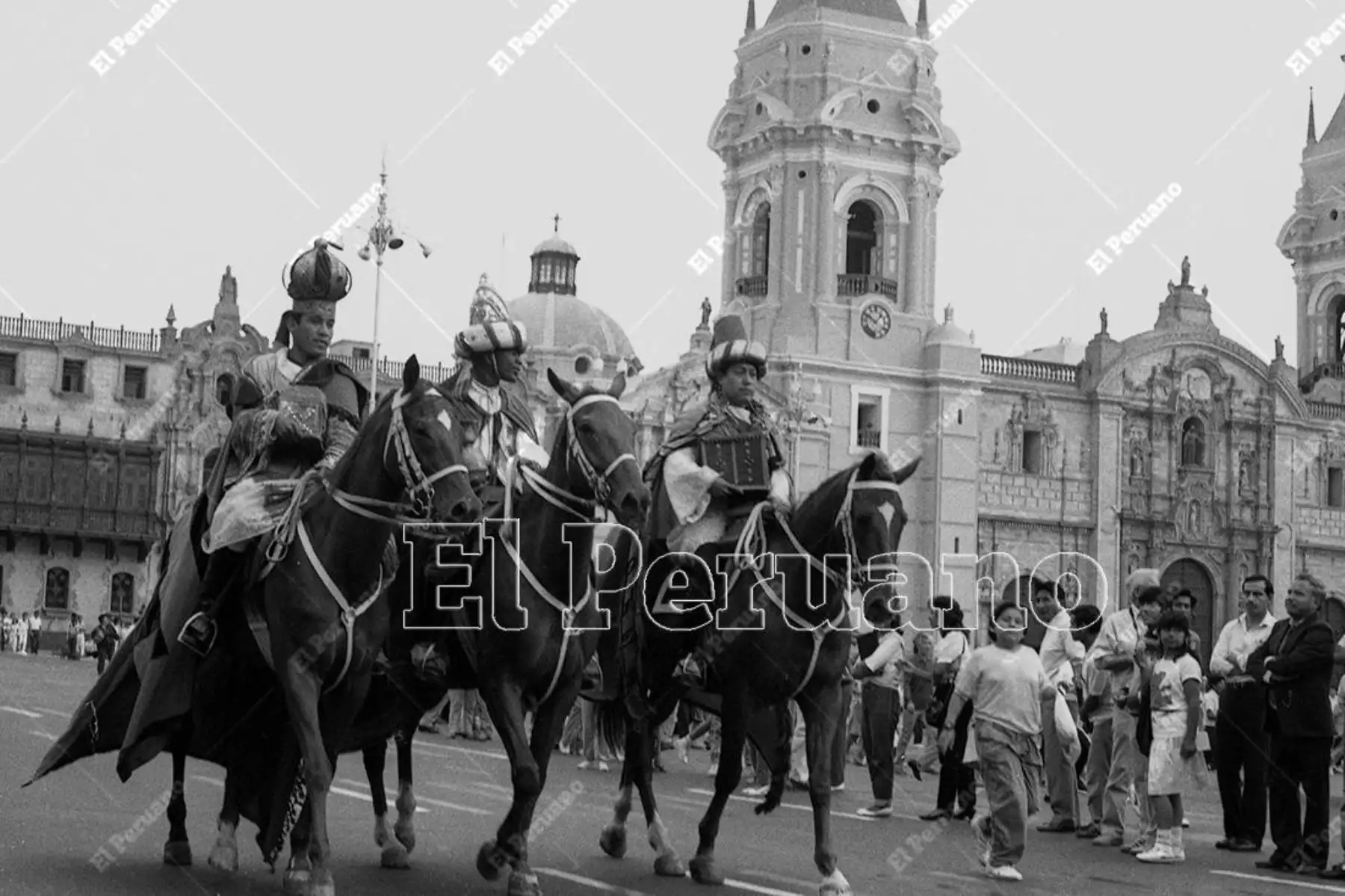 En la antigua Lima, la Bajada de los Reyes Magos era una celebración marcada por coloridas procesiones y representaciones teatrales en plazas principales. Se escenificaba la adoración al Niño Jesús, con música, danzas y personajes como pastores y reyes. En esta imagen de 1989, se aprecia a Melchor, Gaspar y Baltazar  representados por policías de la 24 Comandancia de la Guardia Civil ingresan a la Playa de Armas portando simbólicamente oro, incienso y mirra. Foto: Archivo Histórico de El Peruano
