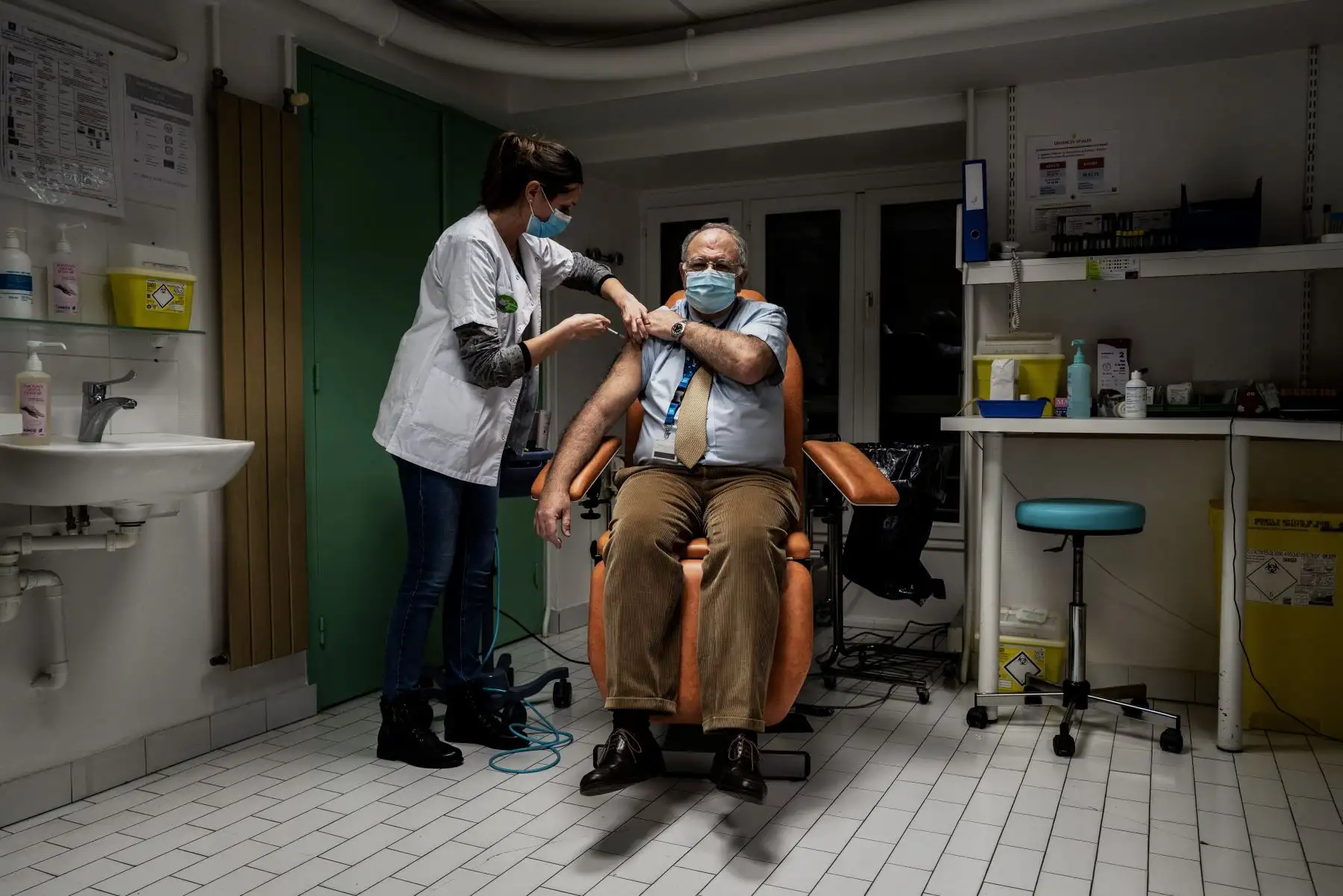 Una enfermera inyecta una dosis de la vacuna Pfizer-BioNTech Covid-19 a un miembro del personal médico del Hospital Croix Rousse, en Lyon, como parte de la campaña nacional de vacunación de Francia. Foto: AFP