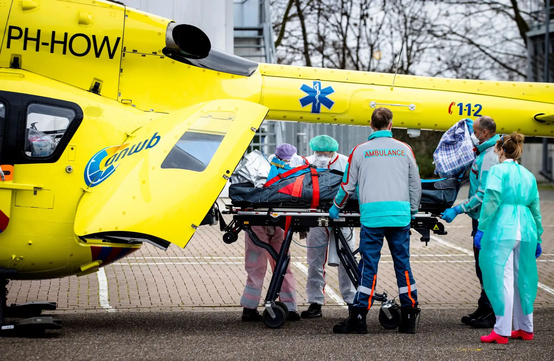 Un paciente infectado con el nuevo coronavirus Covid-19 es cargado en un helicóptero del hospital Franciscus Gasthuis en Rotterdam. Foto: AFP