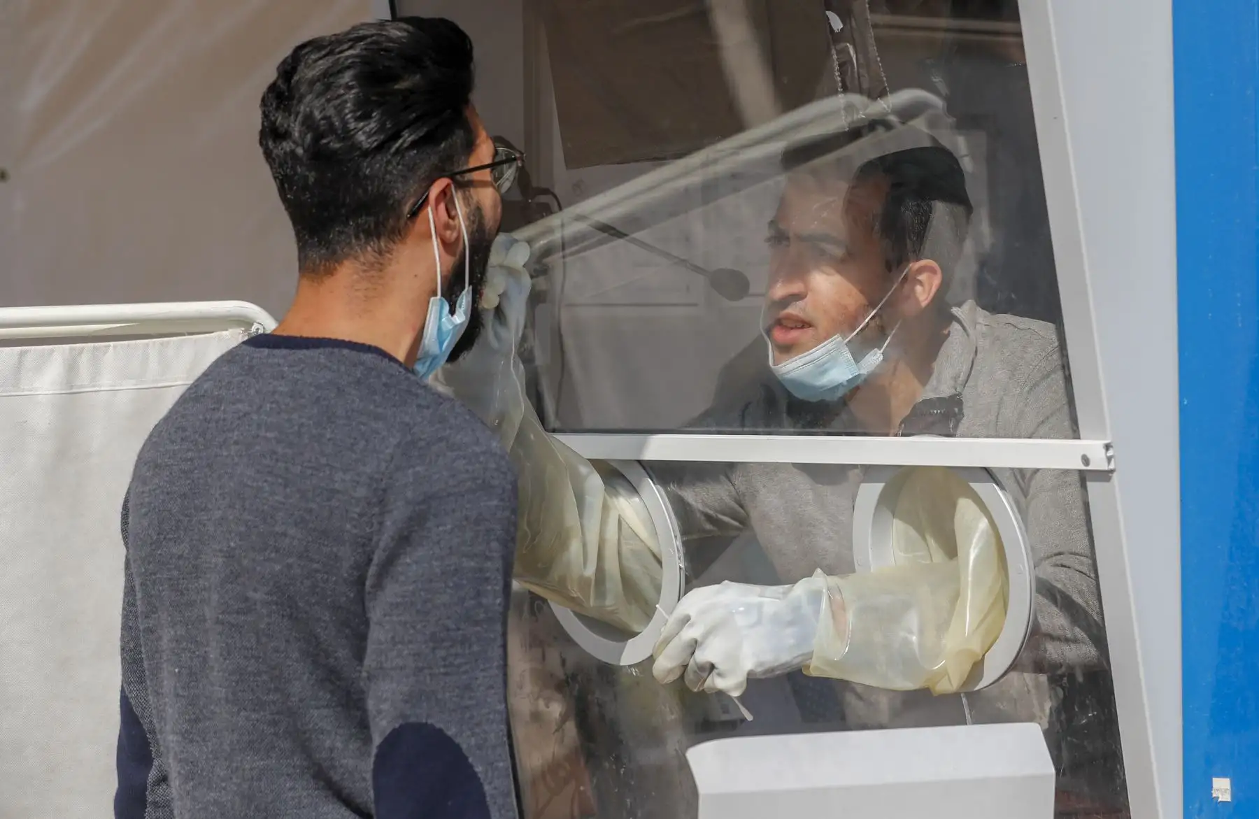 Un médico de la Organización de Mantenimiento de la Salud Maccabi (HMO) de Israel se prepara para tomar muestras de hisopos de ciudadanos en una estación móvil de pruebas para el coronavirus. Foto: AFP