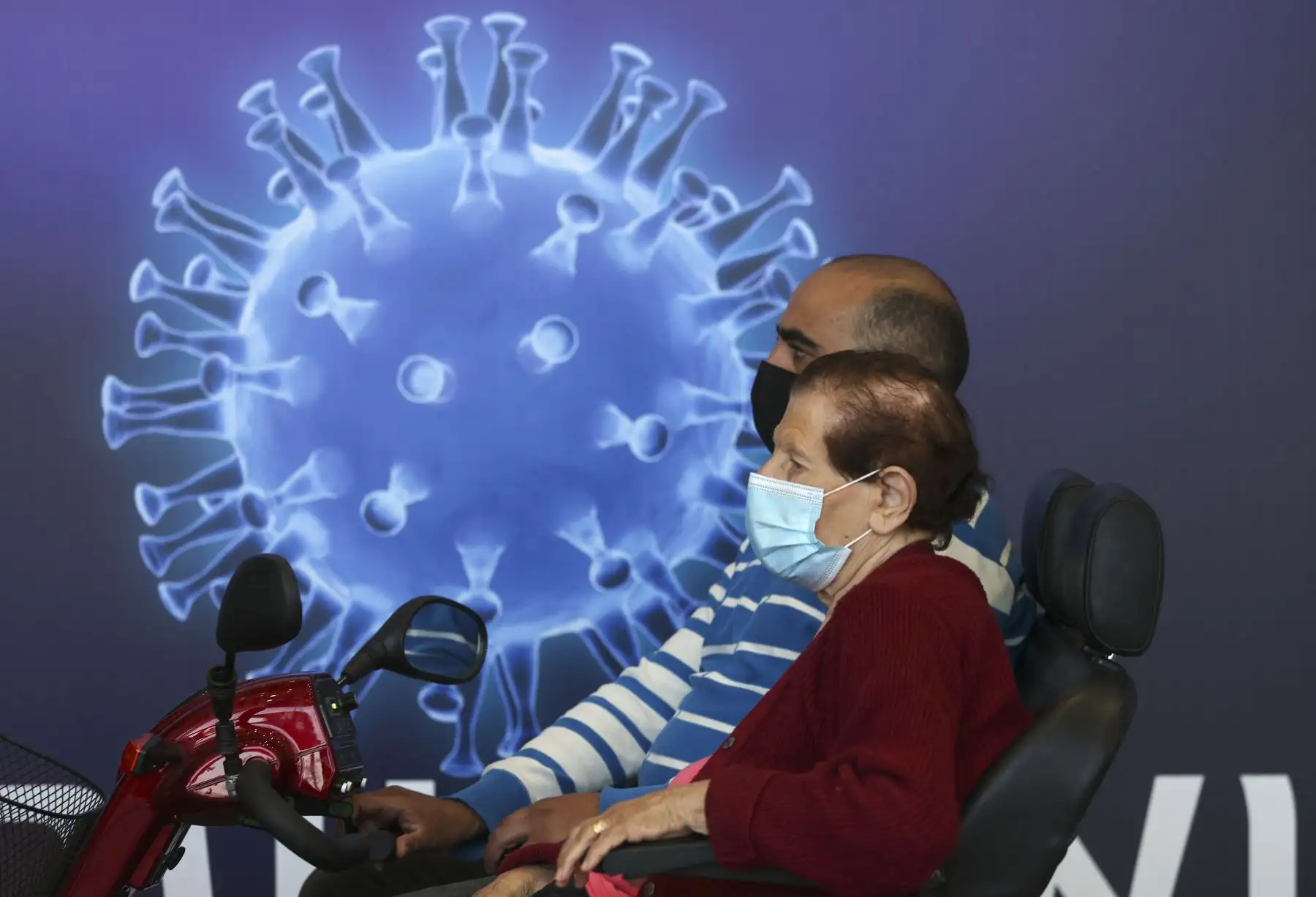 Los israelíes llegan para recibir una vacuna COVID-19 en los Servicios de Salud Clalit en Jerusalén. Foto: AFP