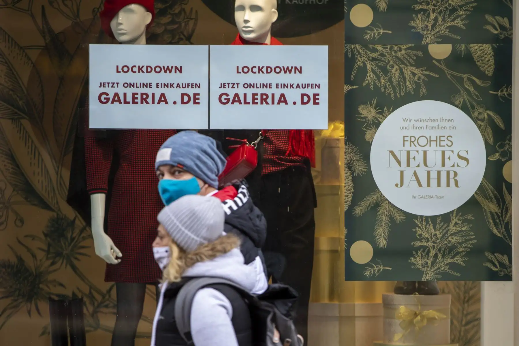 La gente pasa frente a una tienda por departamentos cerrada con una inscripción que dice "bloqueo" en el área peatonal de Brandenburger Strasse en Potsdam, Alemania oriental. Foto: AFP