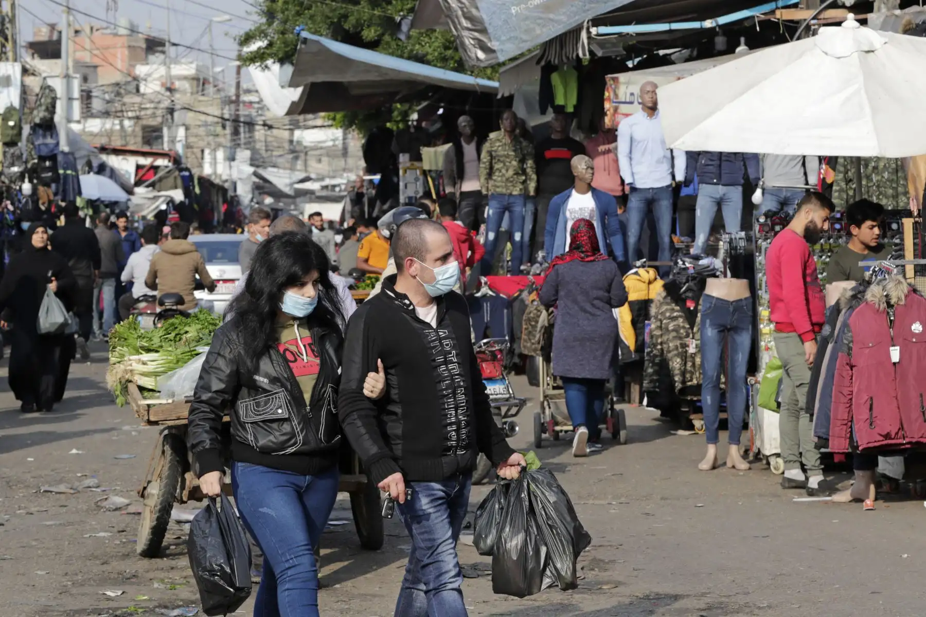 Los libaneses, algunos con máscaras protectoras debido a la pandemia de COVID-19, compran en un mercado en el barrio de Sabra de Beiru. Foto. AFP