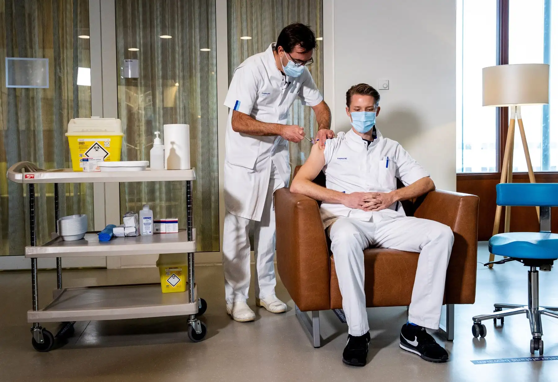 El jefe del departamento de LIC, Diederik Gommers, Administra la vacuna Pfizer / BioNTech Covid-19 al enfermero de Erasmus MC IC Tom Burggraaf en Rotterdam. Foto: AFP