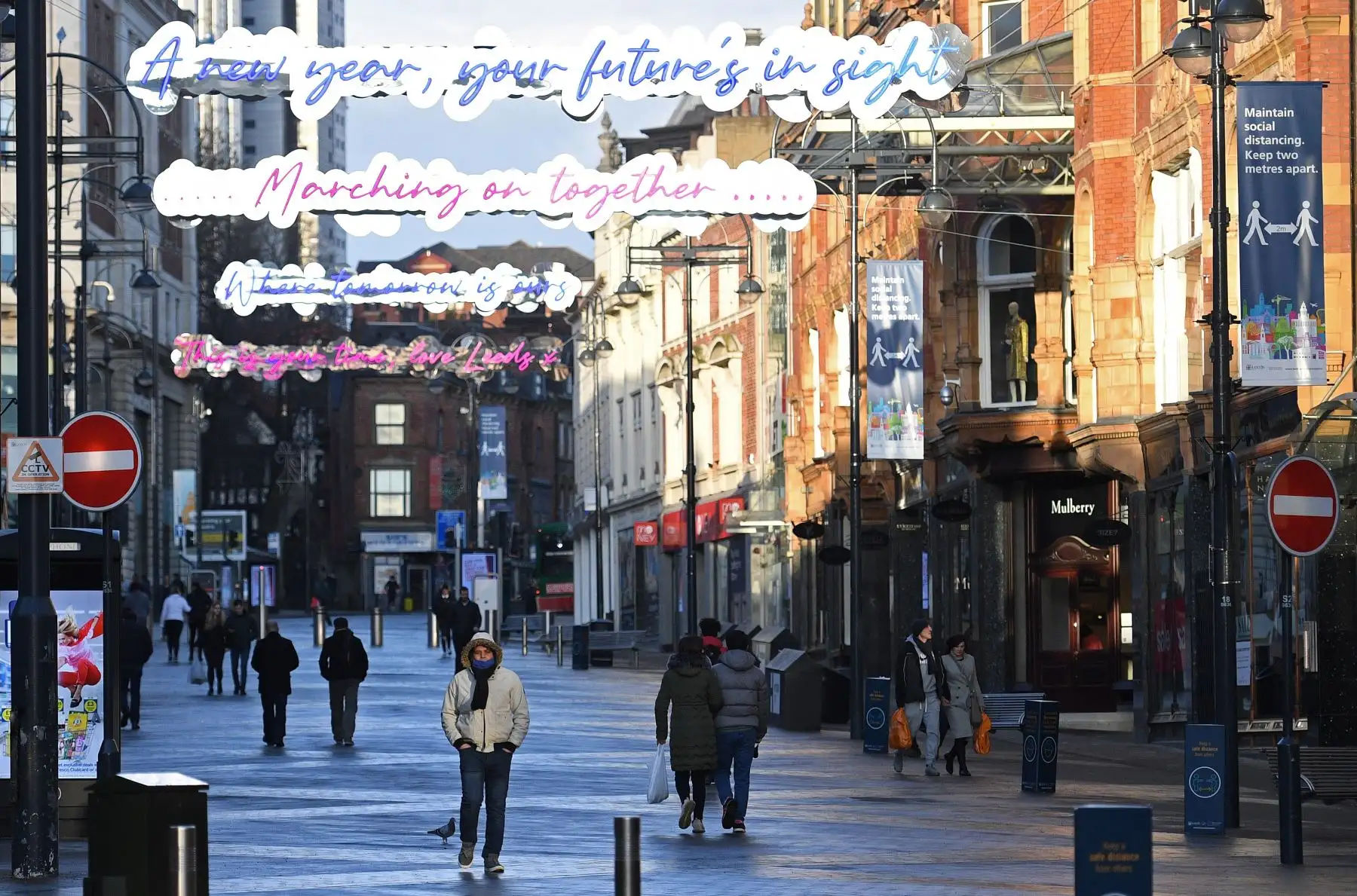 Los peatones caminan por una calle comercial vacía en Leeds, en el norte de Inglaterra, en el segundo día del cierre nacional británico para combatir la propagación del COVID-19. Foto: AFP