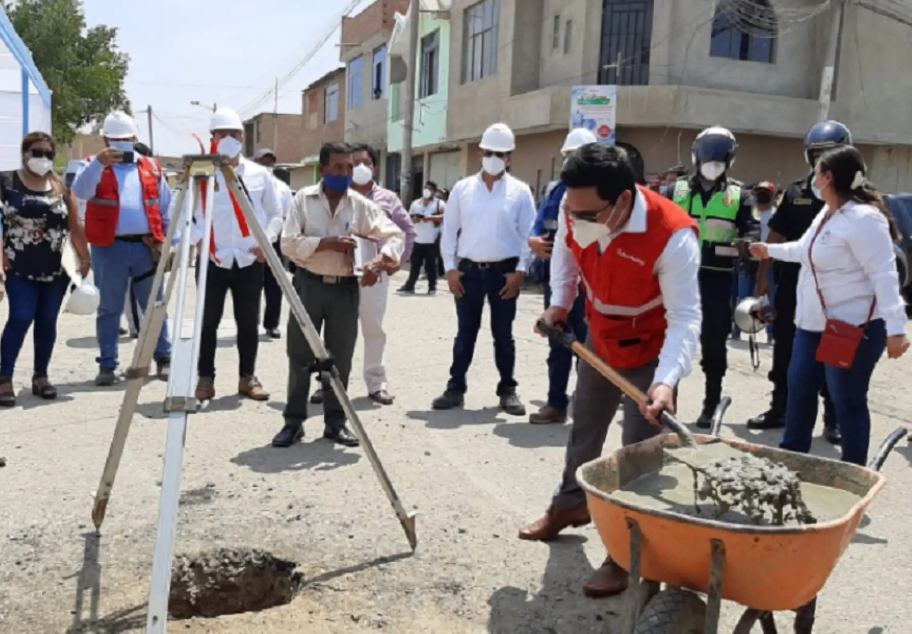 A fin de contribuir al mejoramiento de la calidad de vida de más de 500 familias del sector de Santa Lucía de Ferreñafe, se iniciaron los trabajos de rehabilitación de las principales avenidas afectadas por El Niño Costero, que requirieron el financiamiento de más de S/ 8.2 millones por parte de la Autoridad para la Reconstrucción con Cambios (ARCC).