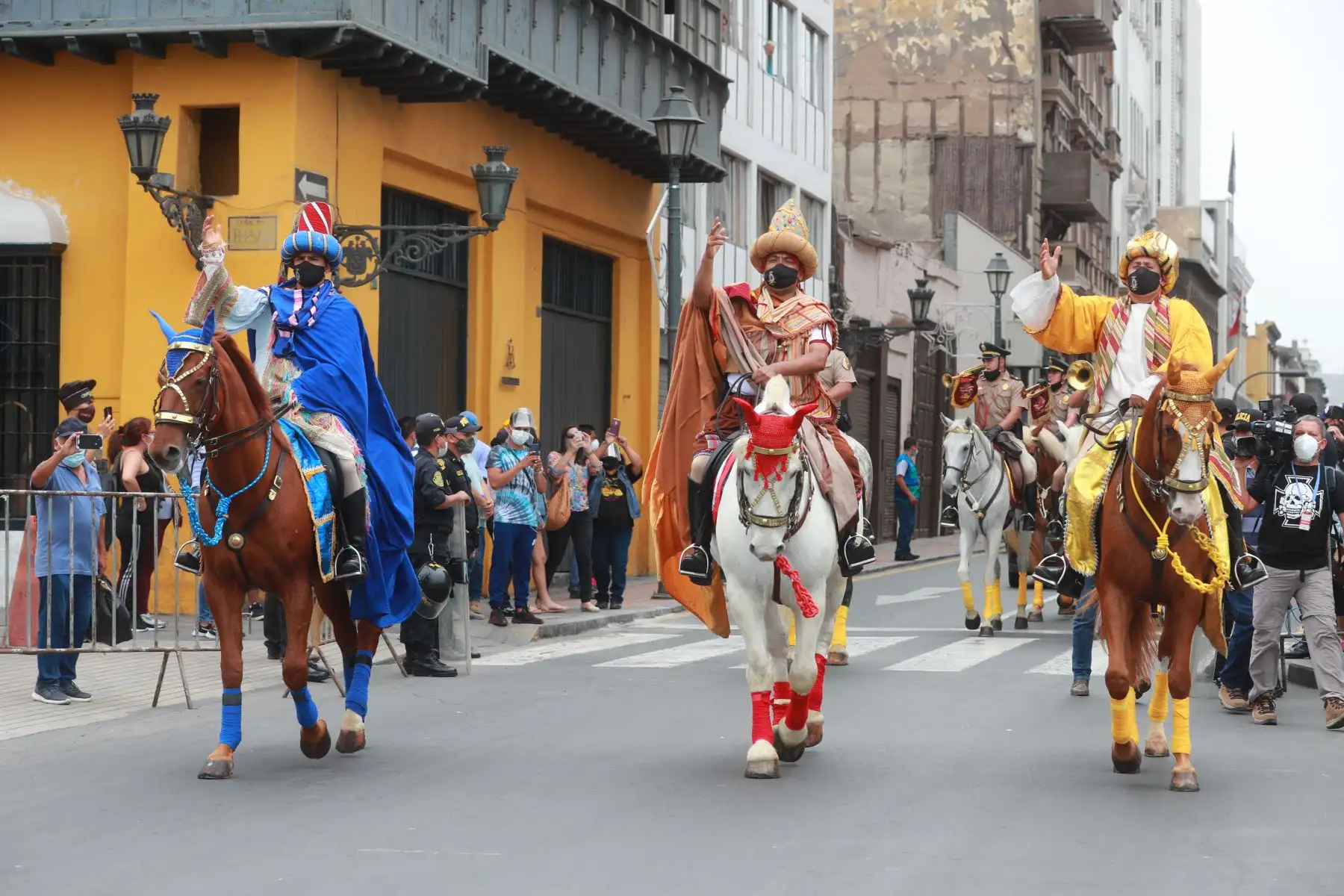 El alcalde de Lima, Jorge Muñoz, recibe en el Palacio Municipal a los Reyes Magos, Melchor, Gaspar y Baltasar, como parte del tradicional recorrido a caballo que realizan por la ciudad escenificando la visita al niño Jesús. Foto: ANDINA/ Carla Patiño