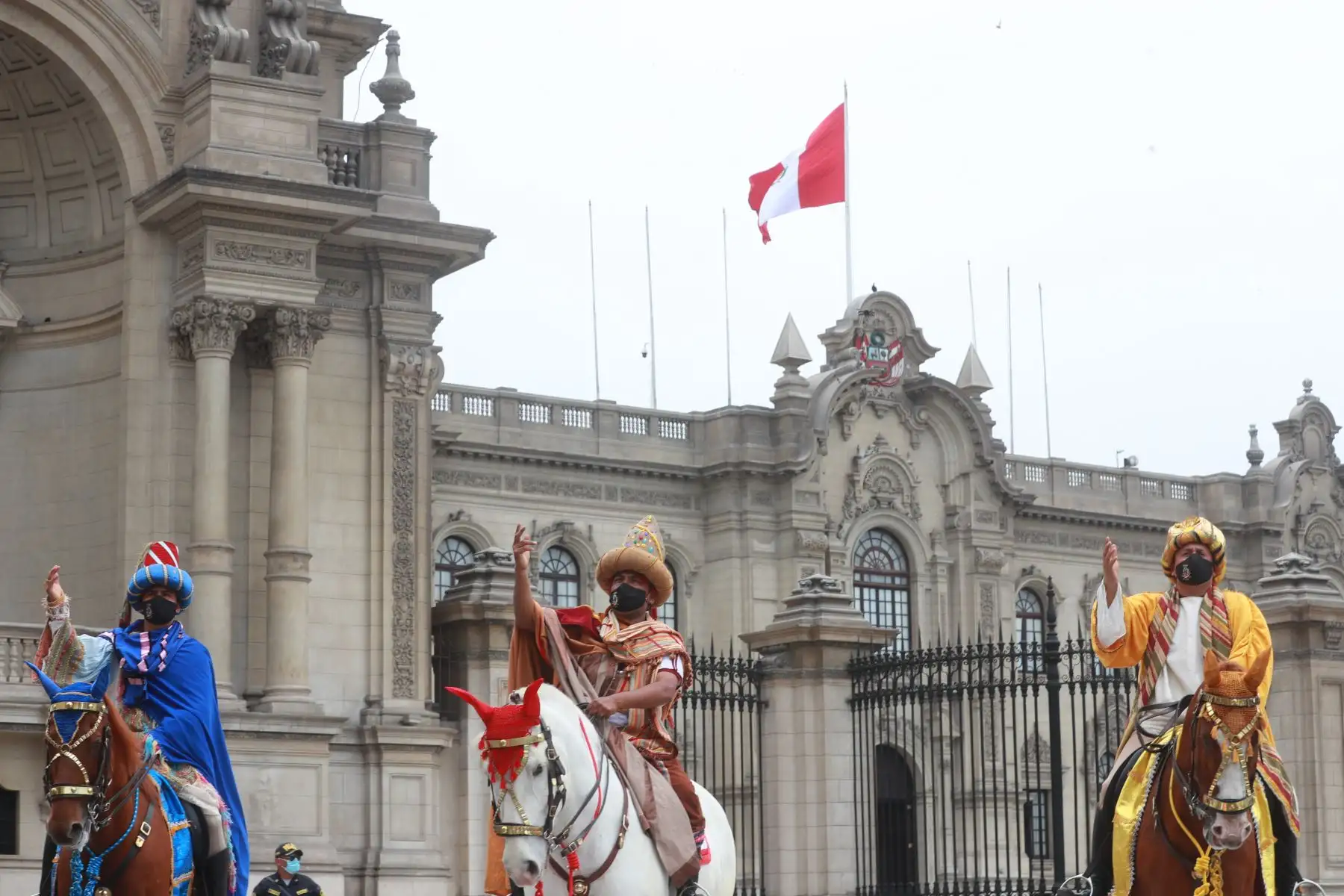 El alcalde de Lima, Jorge Muñoz, recibe en el Palacio Municipal a los Reyes Magos, Melchor, Gaspar y Baltasar, como parte del tradicional recorrido a caballo que realizan por la ciudad escenificando la visita al niño Jesús. Foto: ANDINA/ Carla Patiño