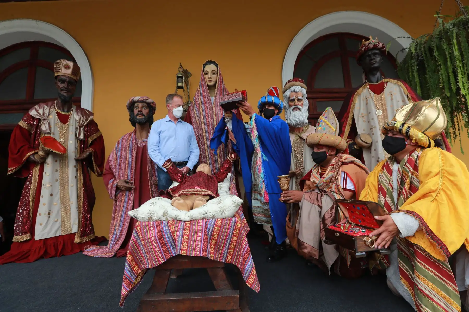 El alcalde de Lima, Jorge Muñoz, recibe en el Palacio Municipal a los Reyes Magos, Melchor, Gaspar y Baltasar, como parte del tradicional recorrido a caballo que realizan por la ciudad escenificando la visita al niño Jesús. Foto: ANDINA/ Carla Patiño